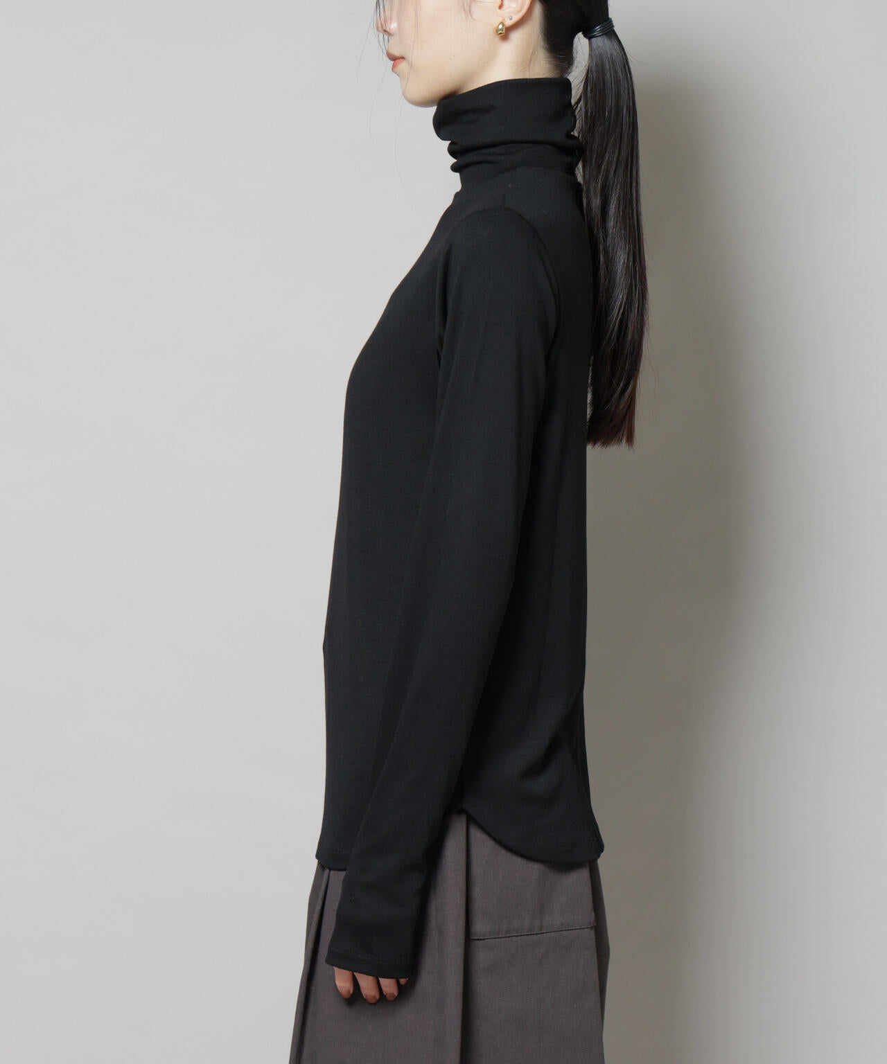 吸湿発熱タートルネックカットトップス