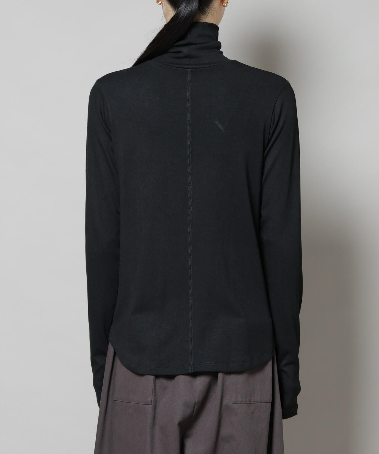 吸湿発熱タートルネックカットトップス