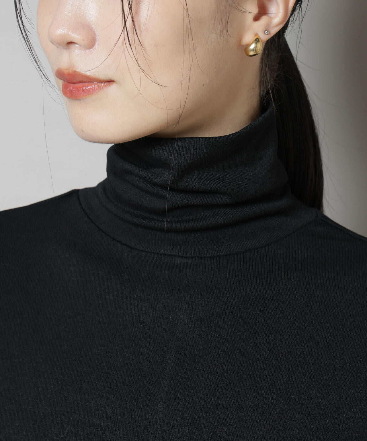 吸湿発熱タートルネックカットトップス