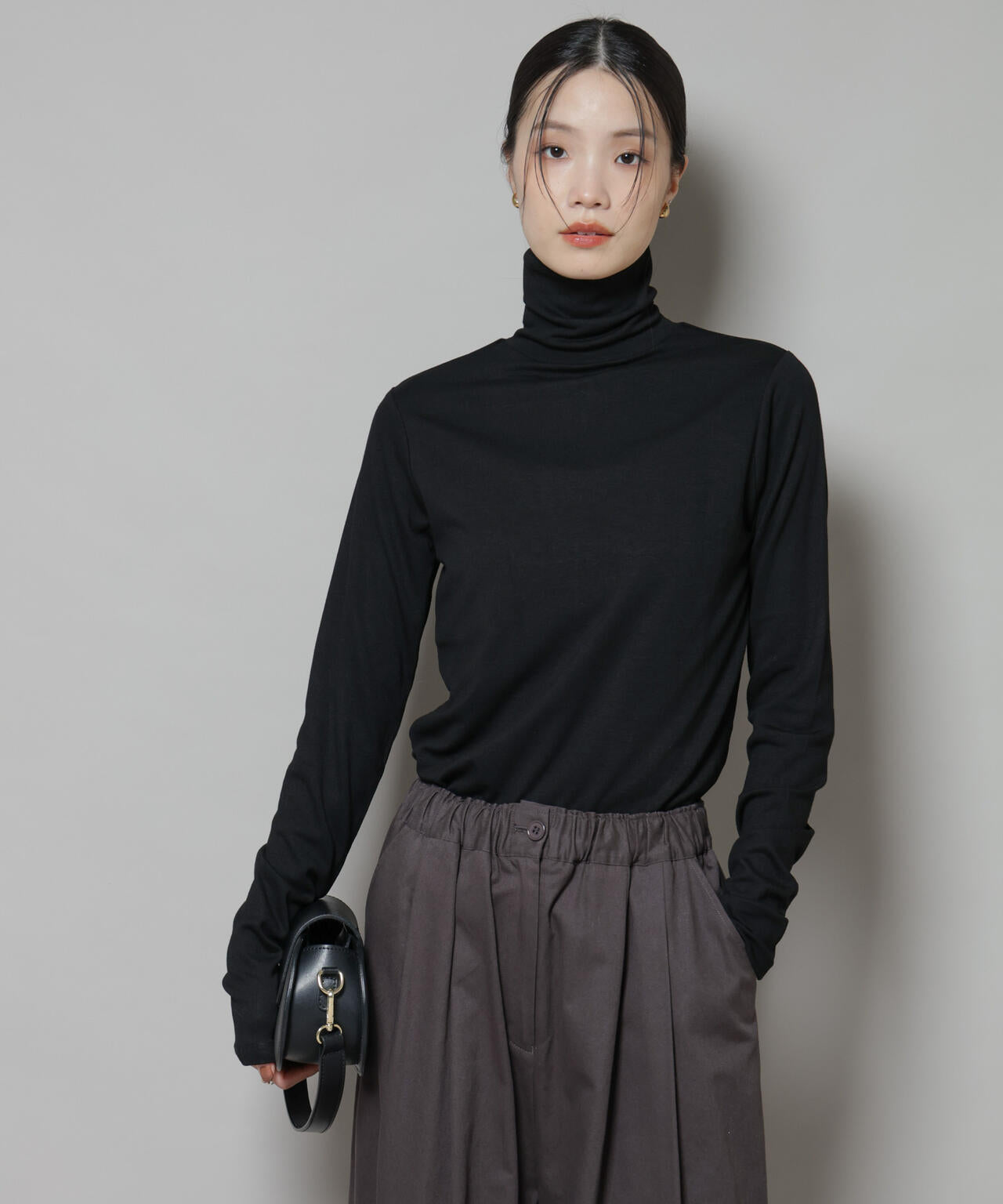 吸湿発熱タートルネックカットトップス