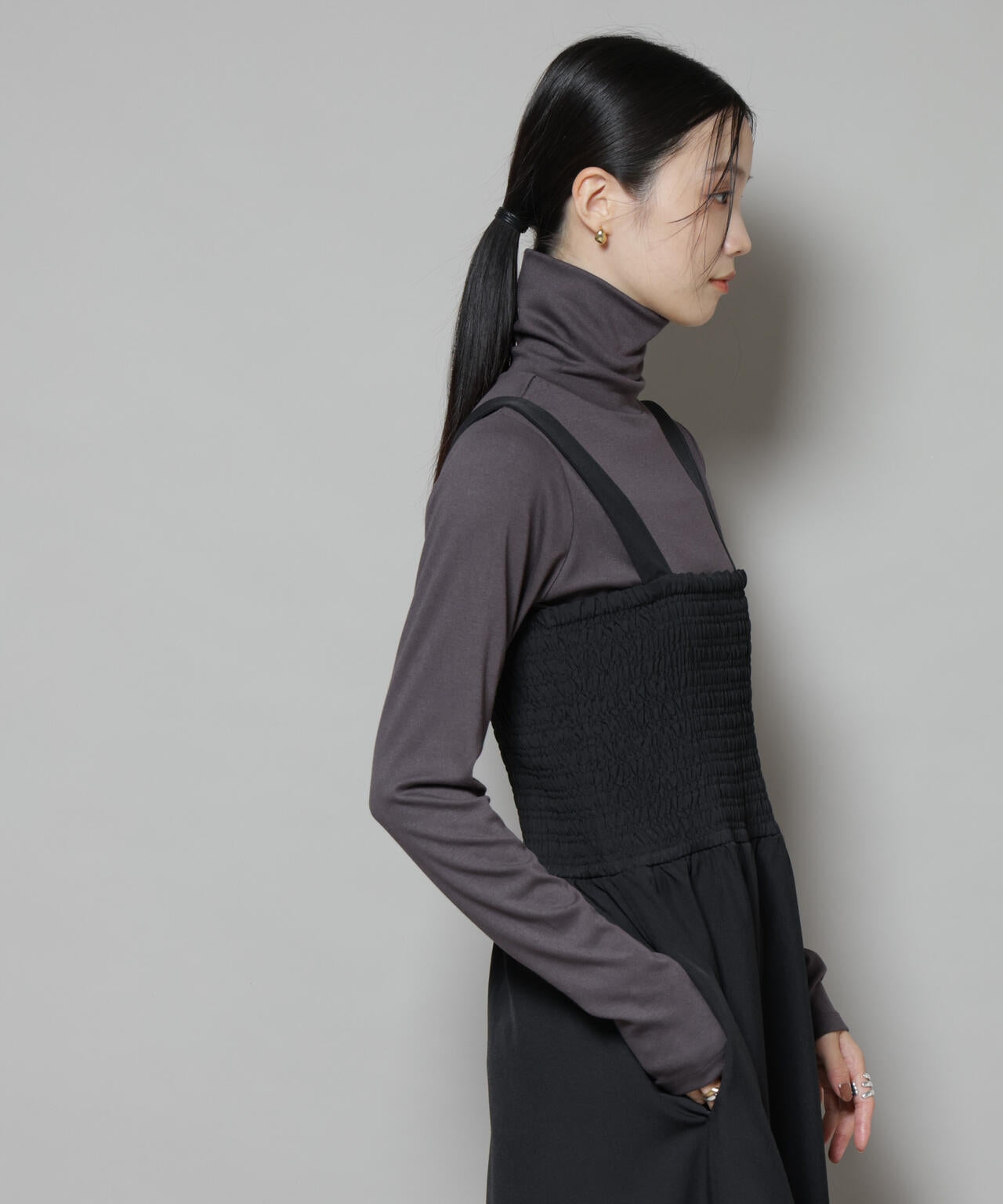 吸湿発熱タートルネックカットトップス