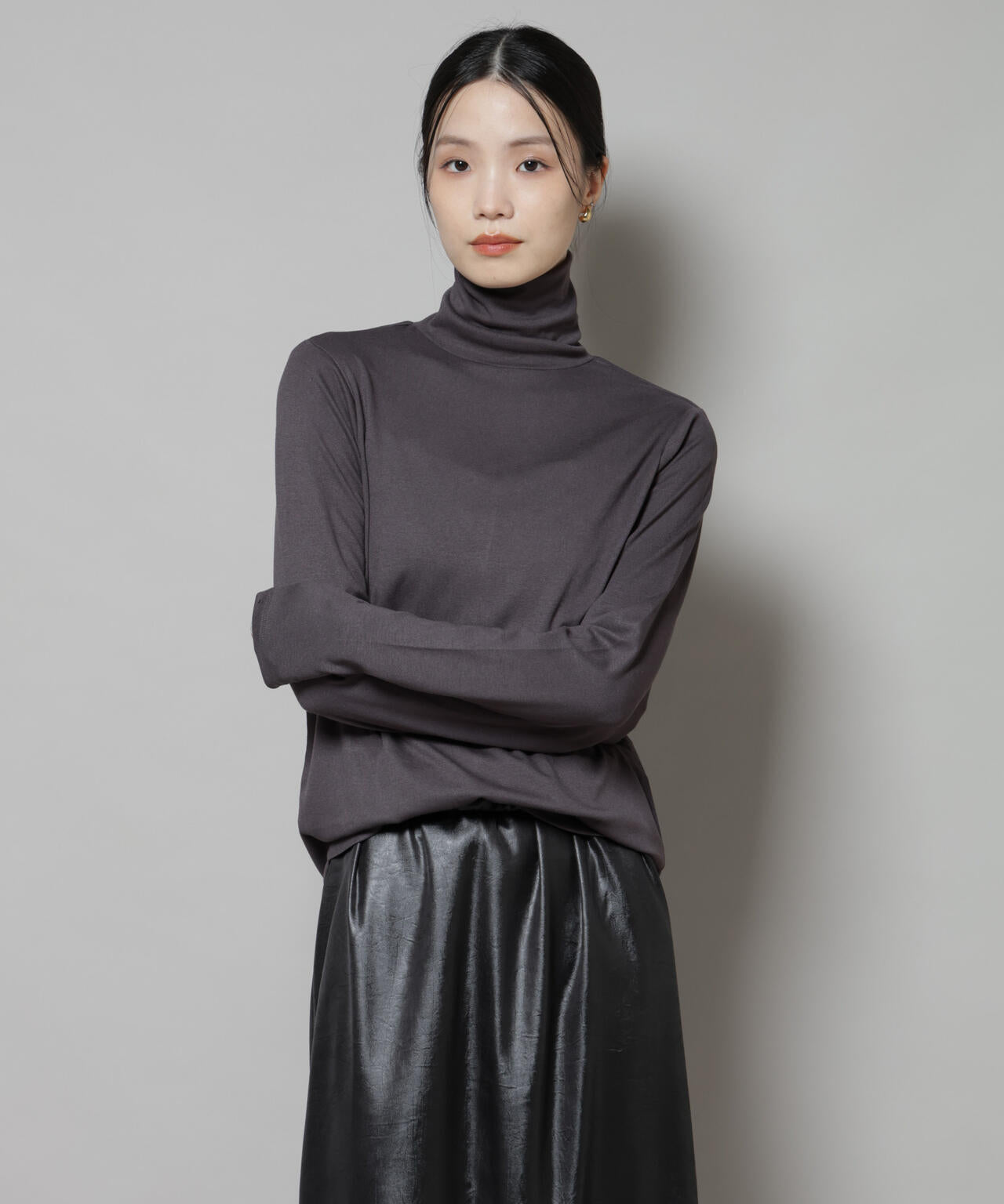 吸湿発熱タートルネックカットトップス