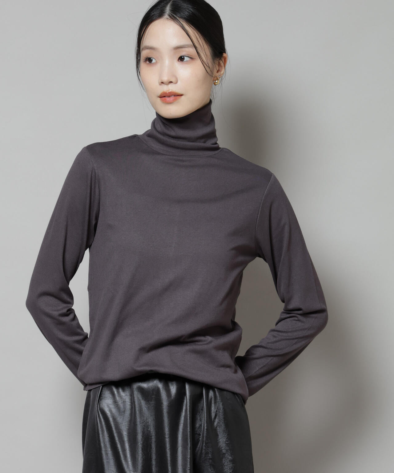 吸湿発熱タートルネックカットトップス