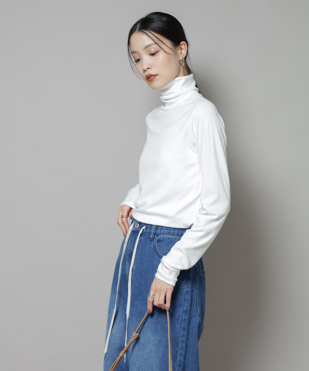 吸湿発熱タートルネックカットトップス