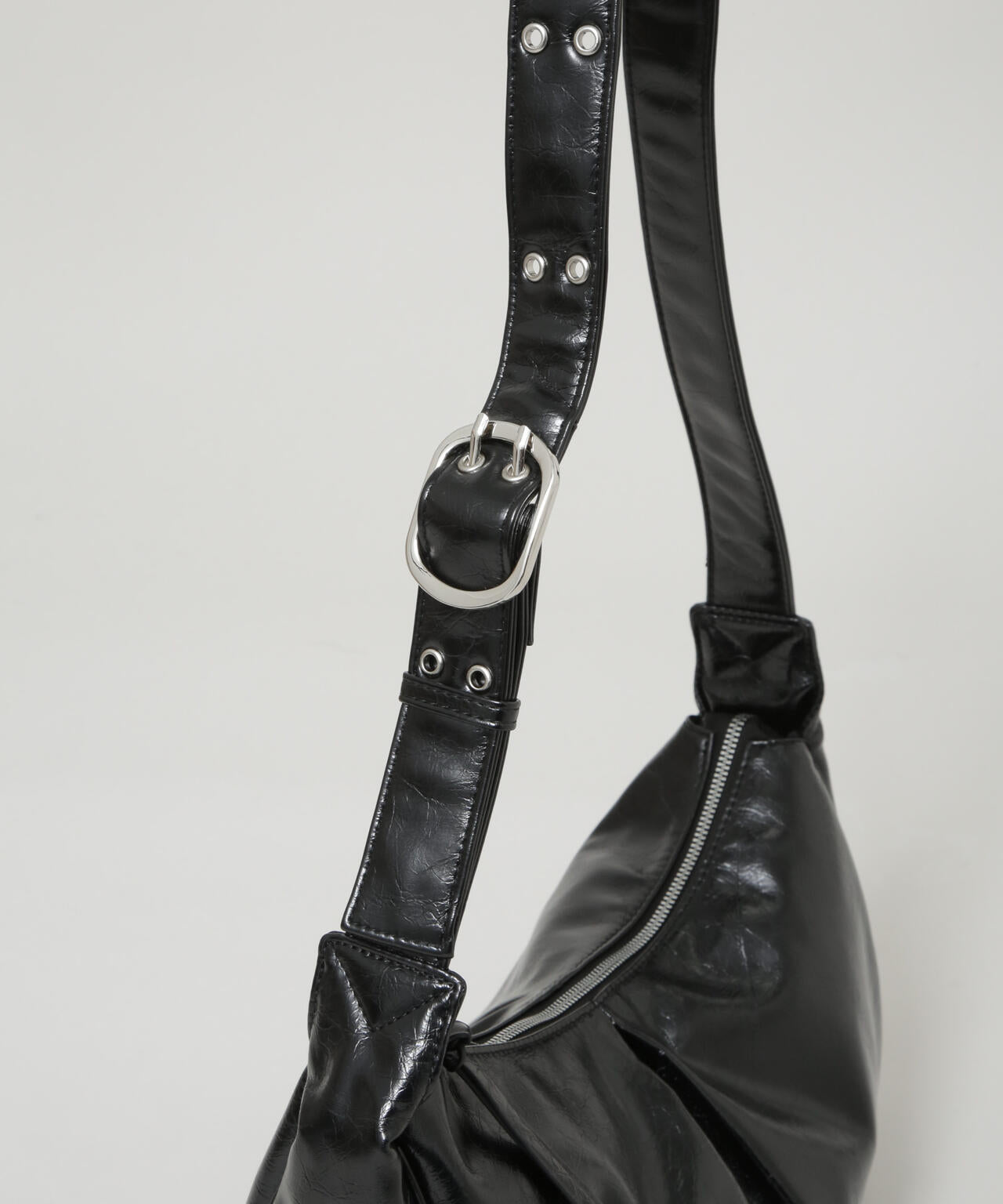 ベルトディテールラウンドショルダーバッグ