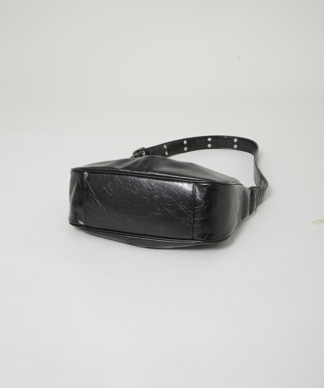 ベルトディテールラウンドショルダーバッグ