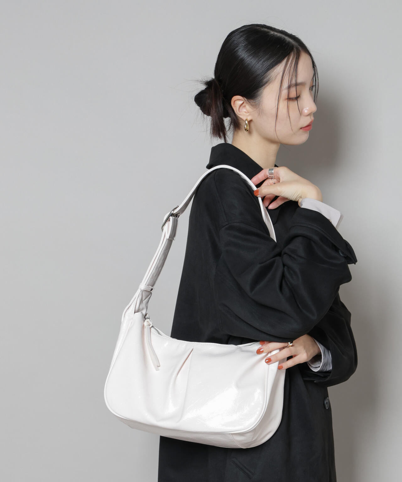 ベルトディテールラウンドショルダーバッグ