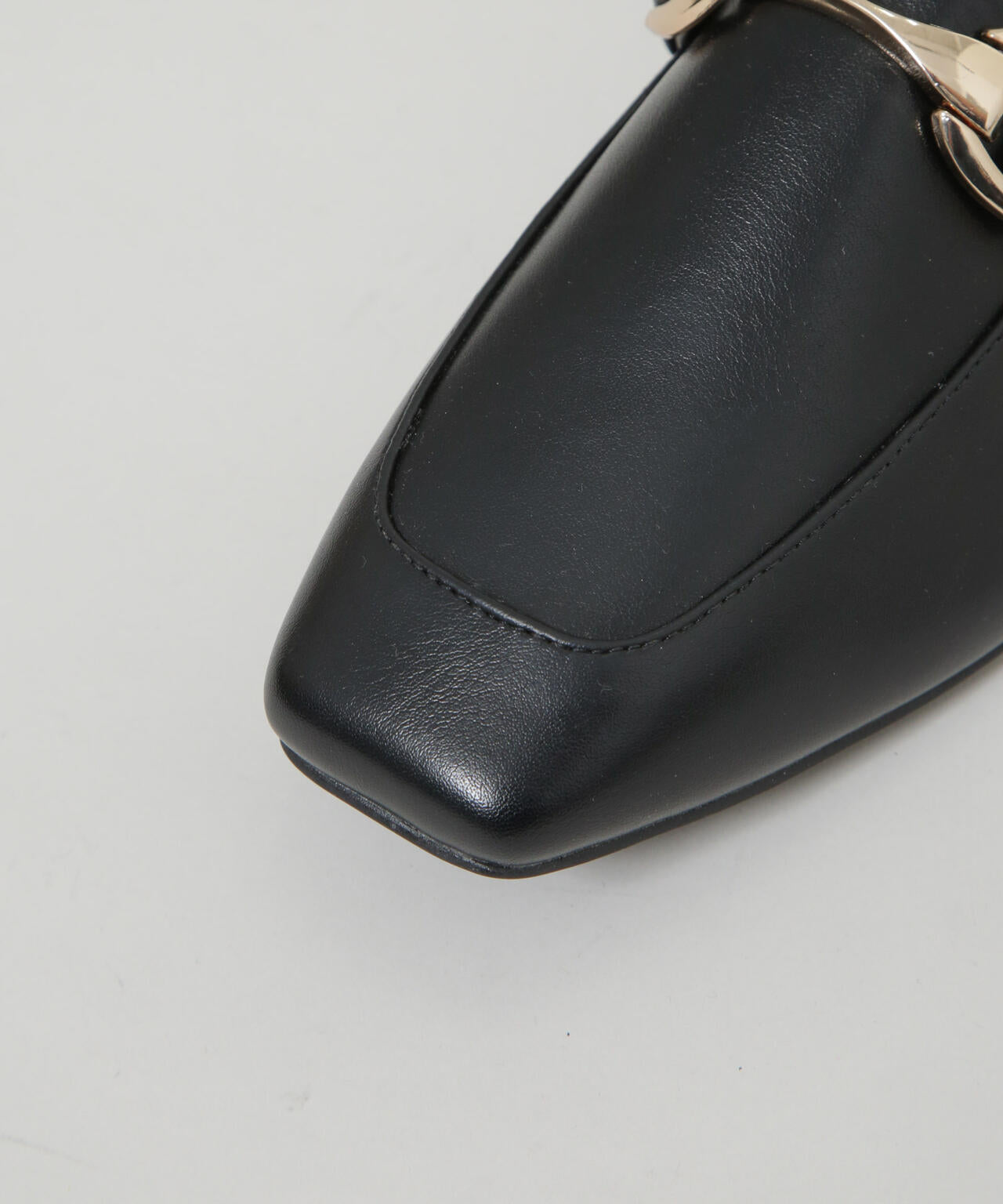 スクエアトゥバックル付きローファー