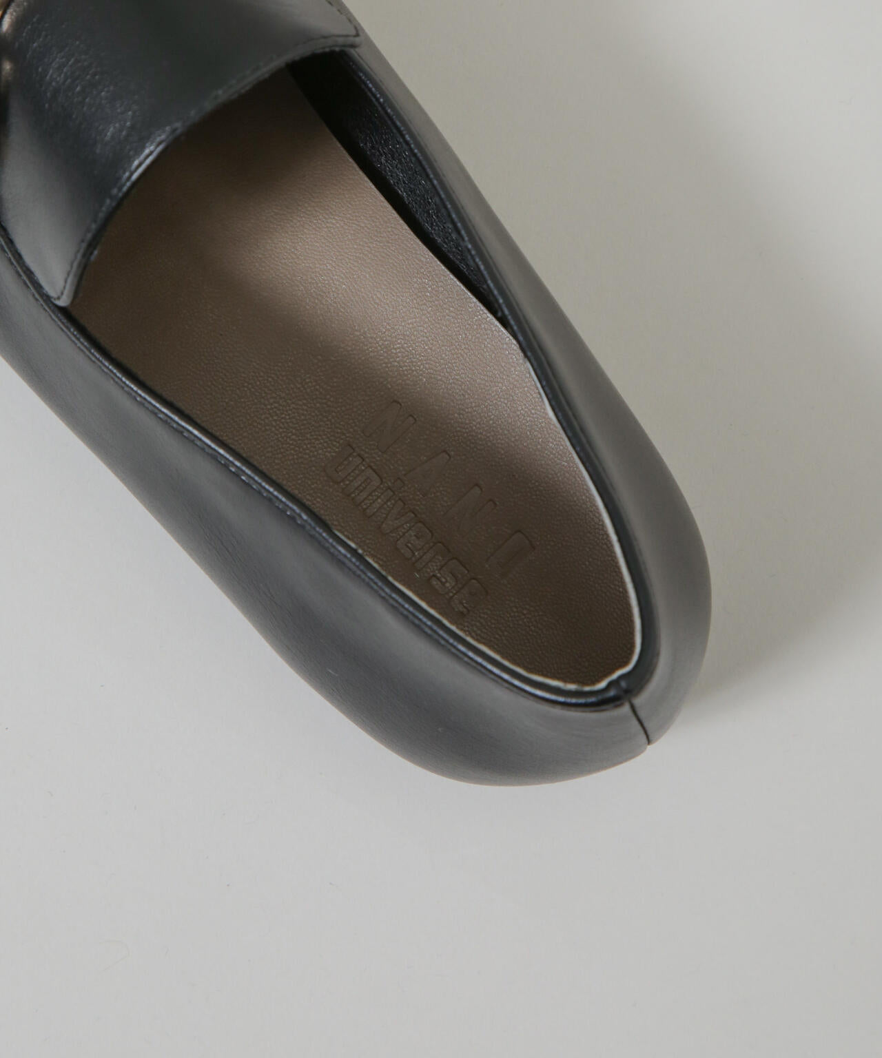 スクエアトゥバックル付きローファー