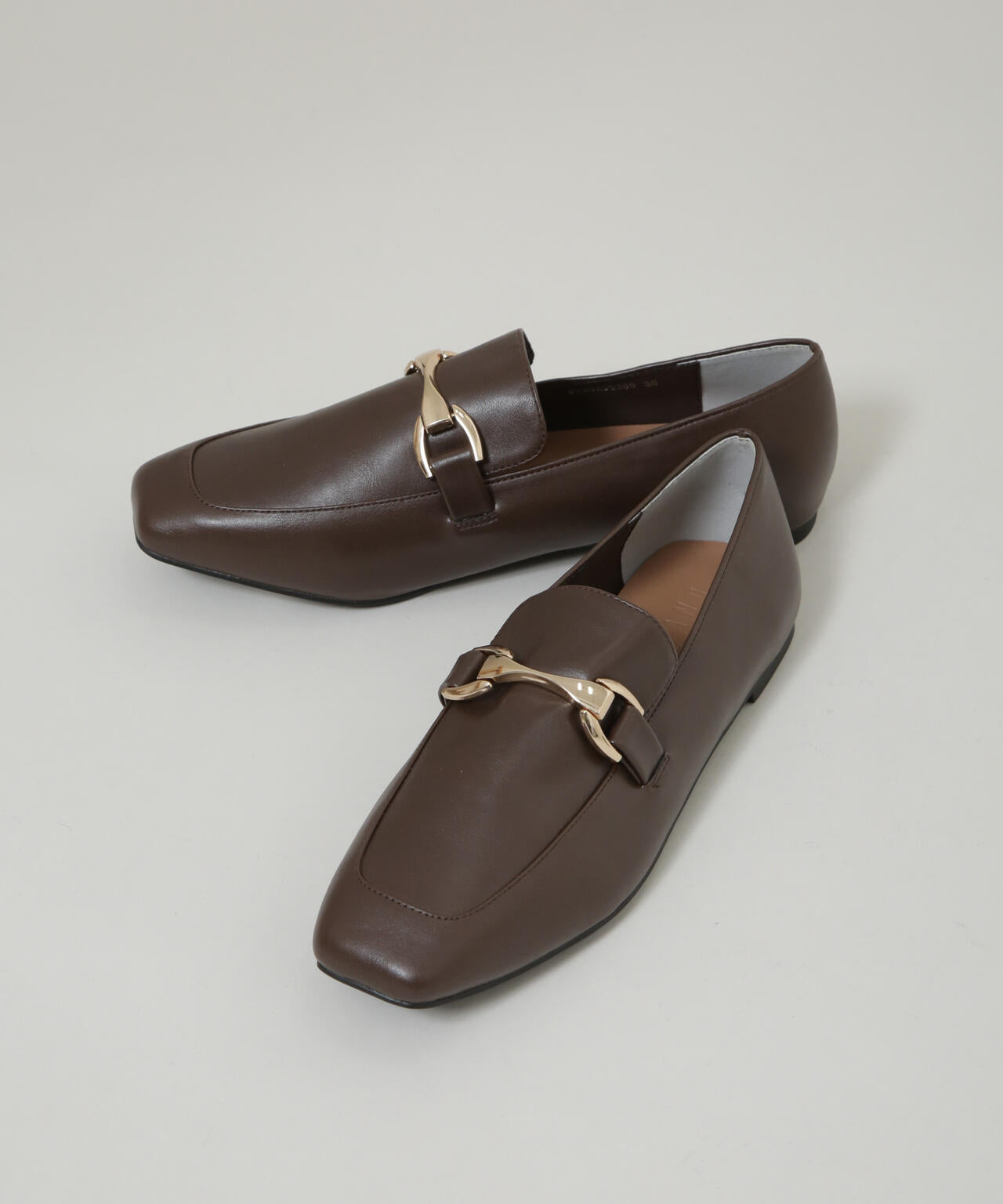 スクエアトゥバックル付きローファー