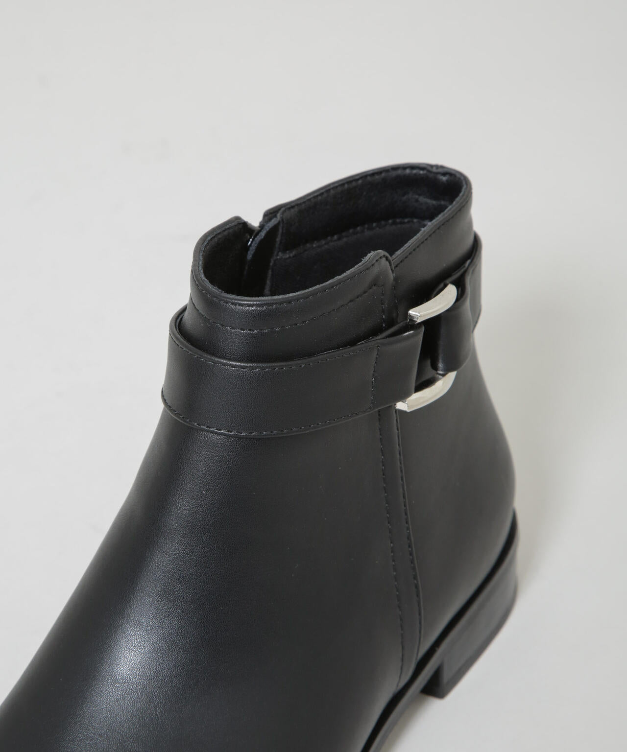 バックルデザインショートブーツ