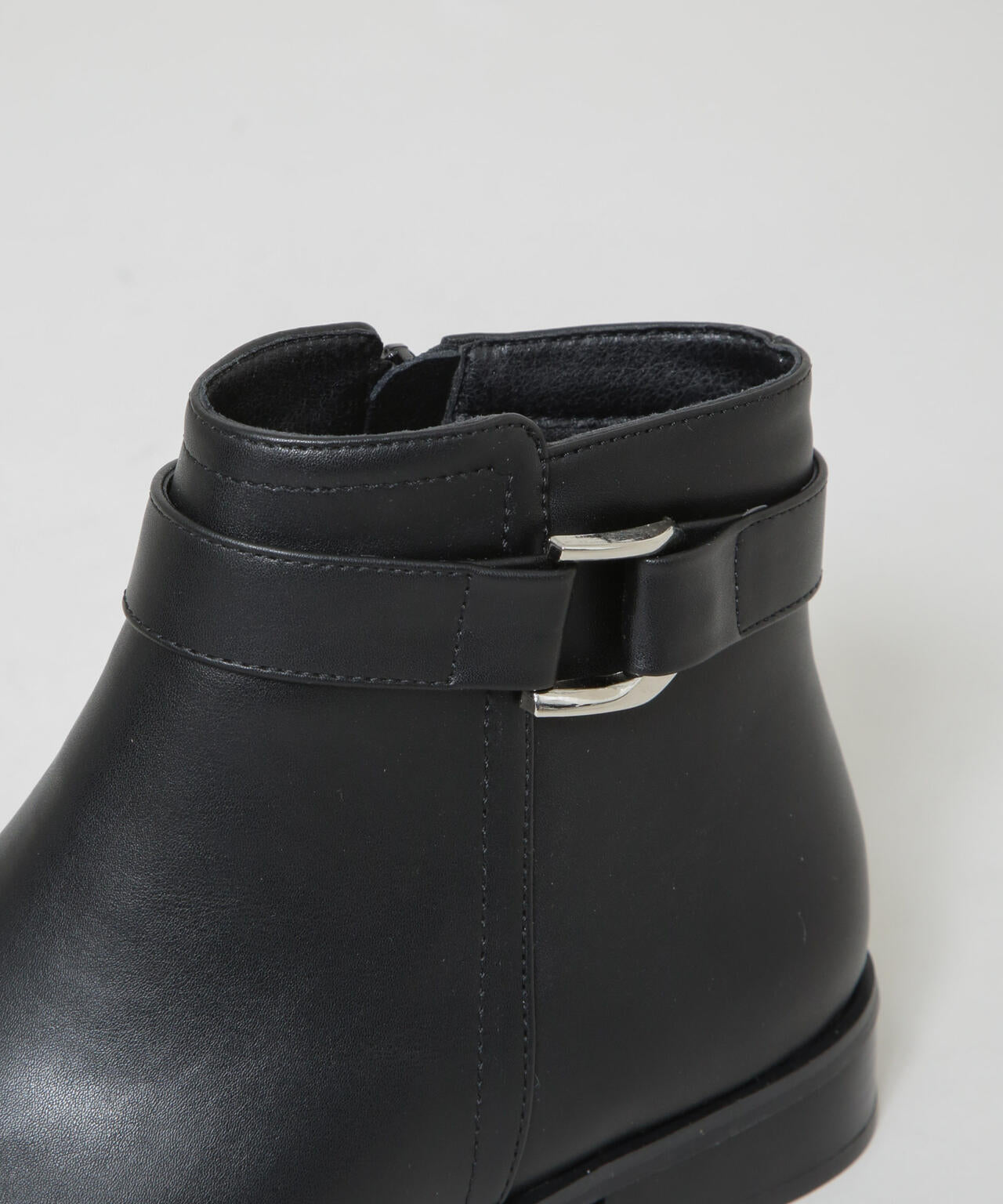 バックルデザインショートブーツ