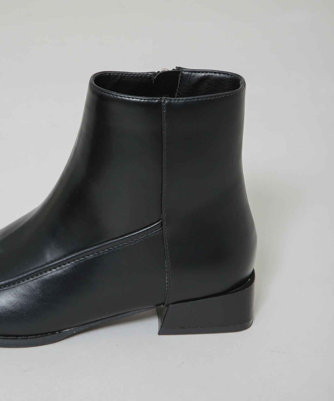 スクエアトゥミドルブーツ