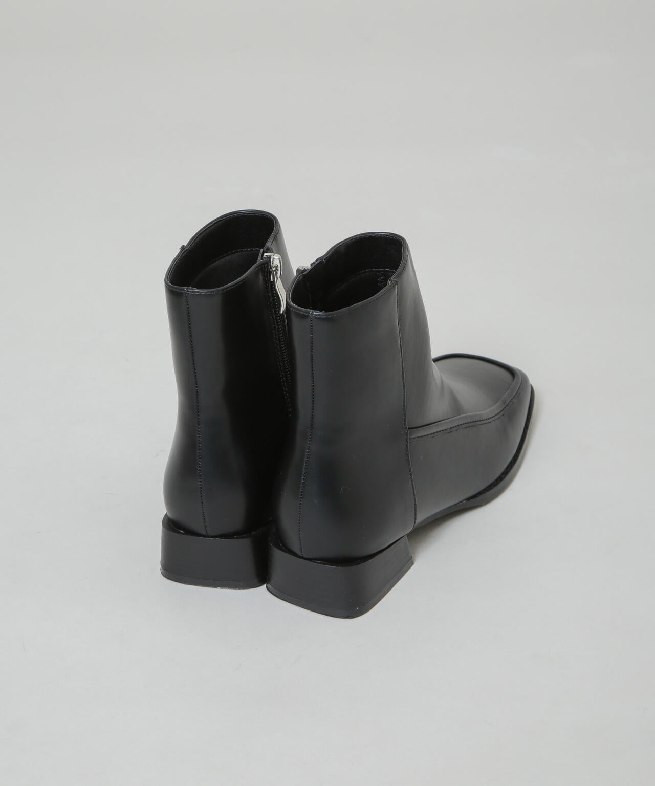 スクエアトゥミドルブーツ