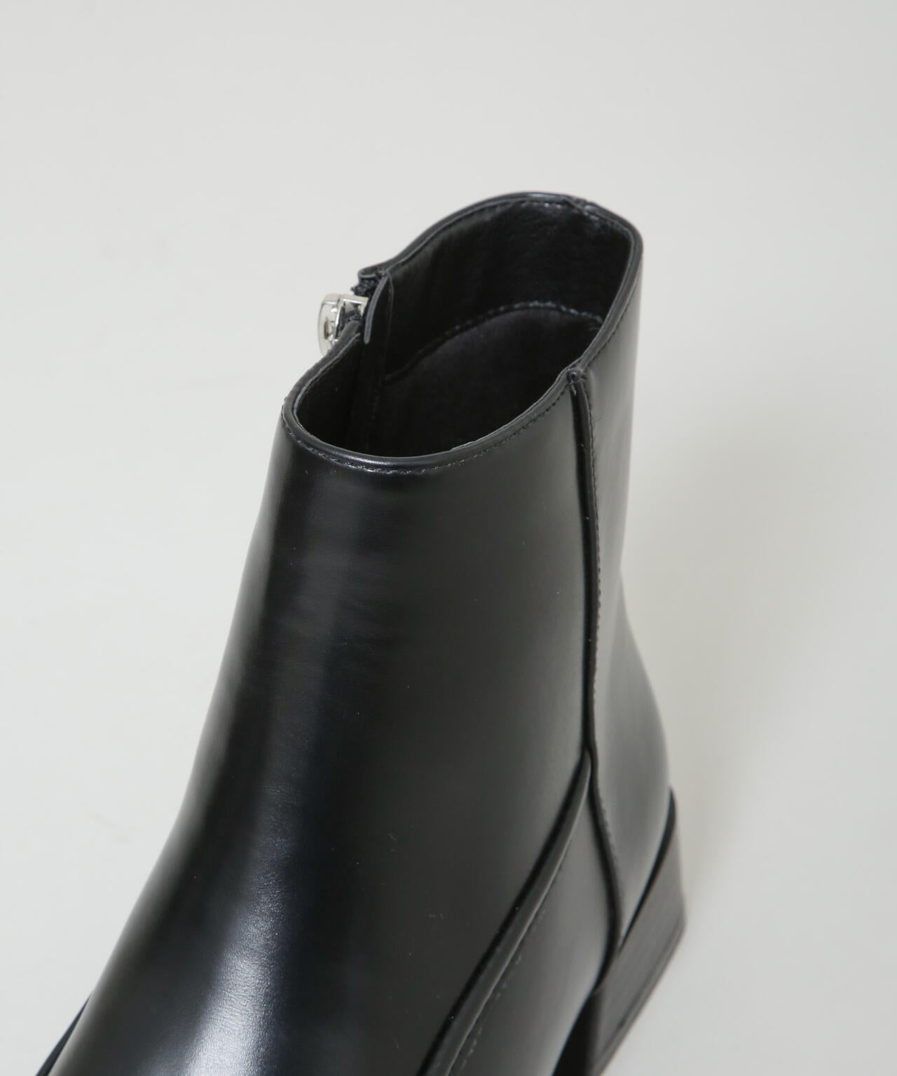 スクエアトゥミドルブーツ