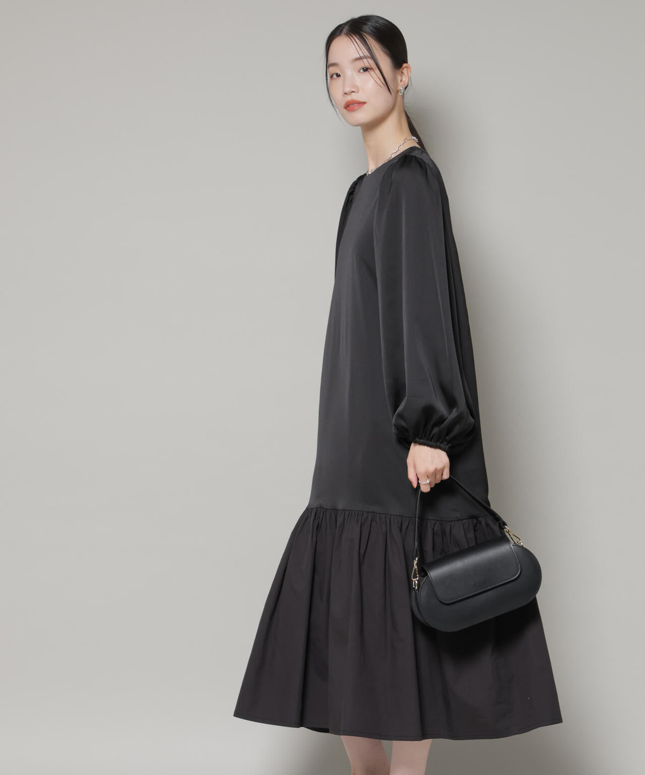 異素材切り替えギャザーサテンワンピース