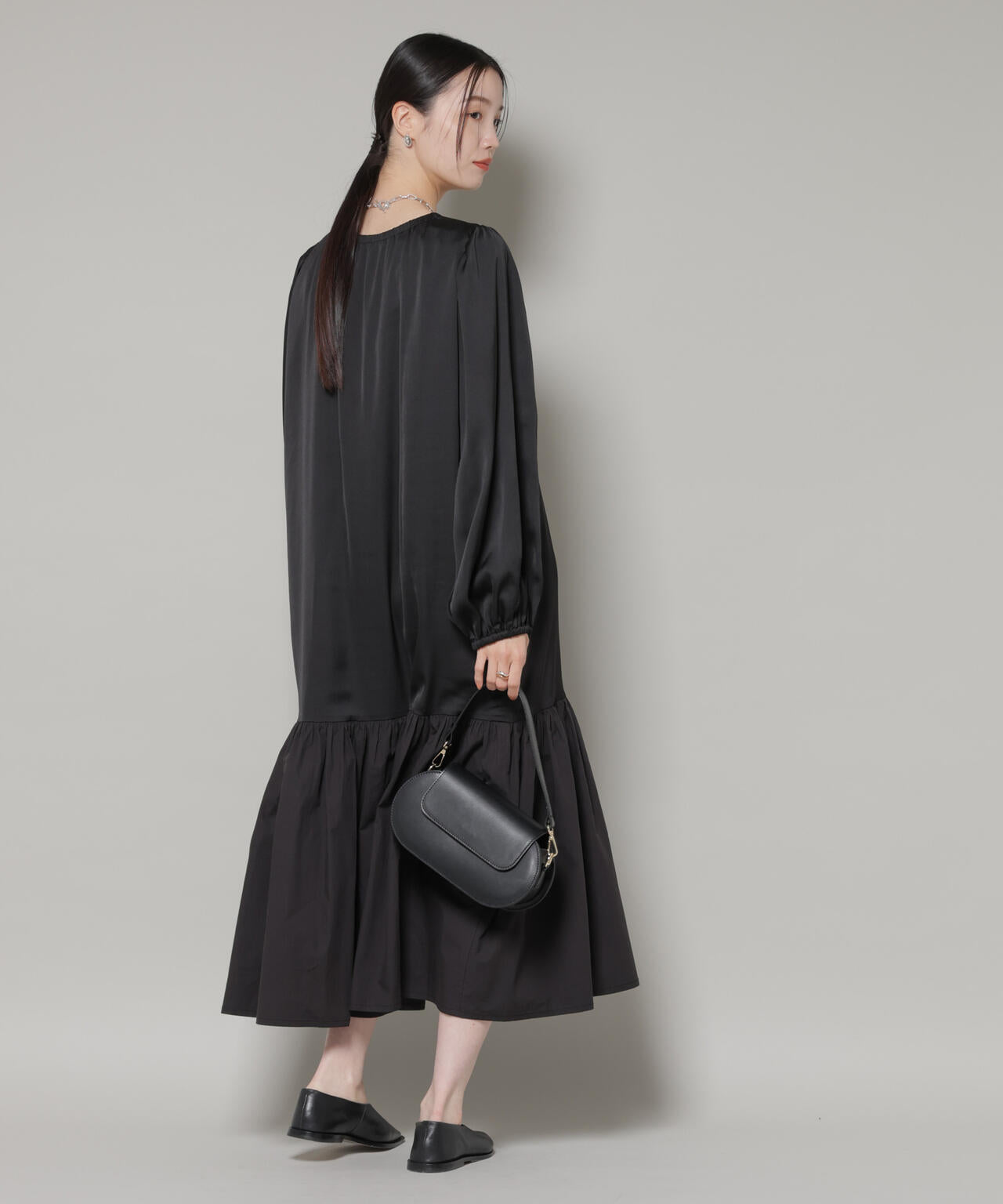 異素材切り替えギャザーサテンワンピース