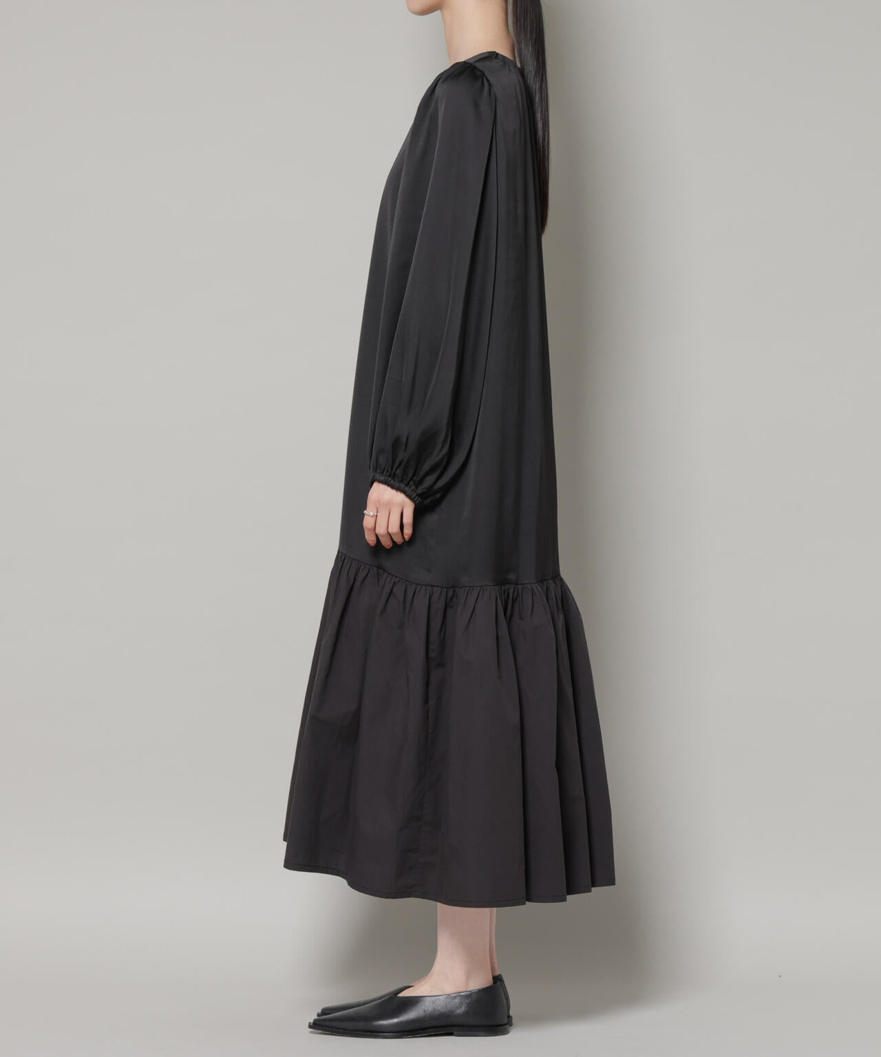 異素材切り替えギャザーサテンワンピース