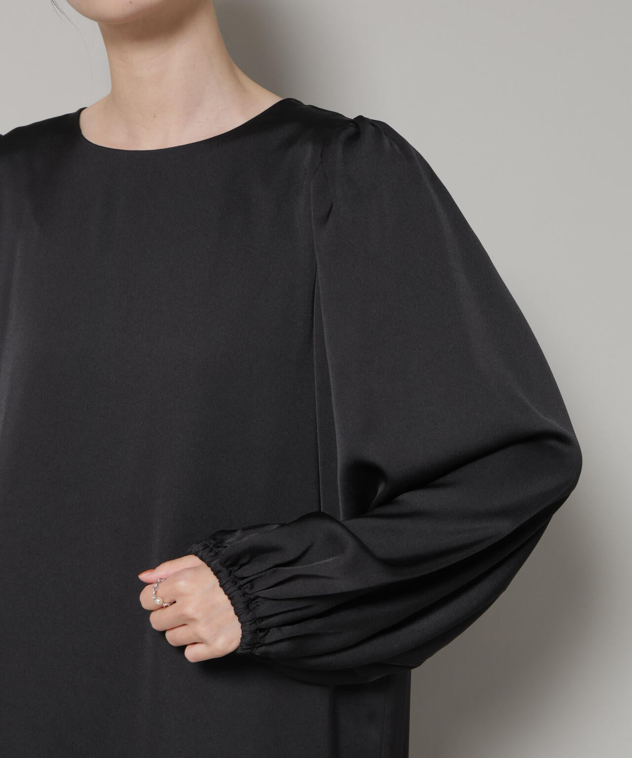 異素材切り替えギャザーサテンワンピース