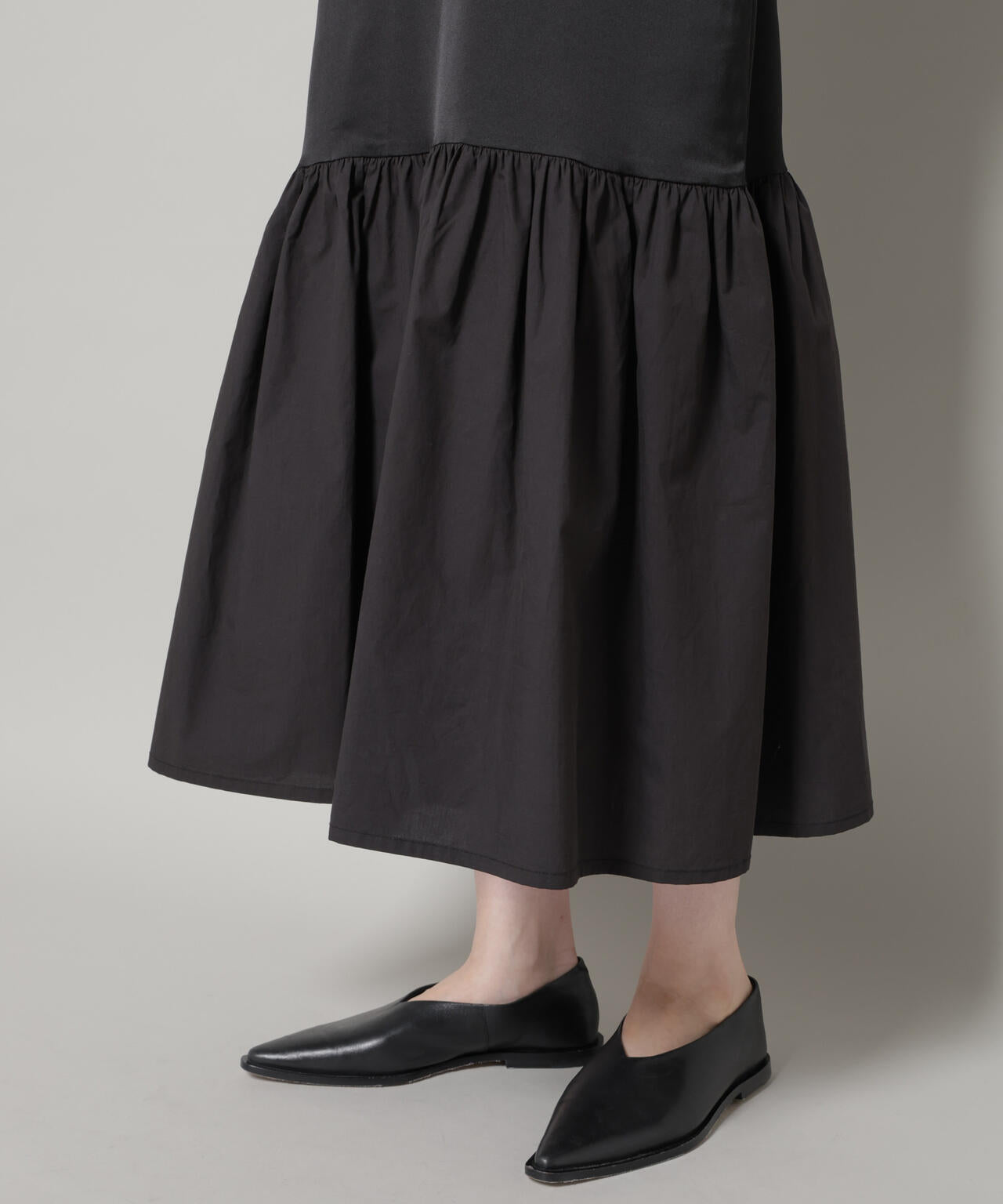 異素材切り替えギャザーサテンワンピース