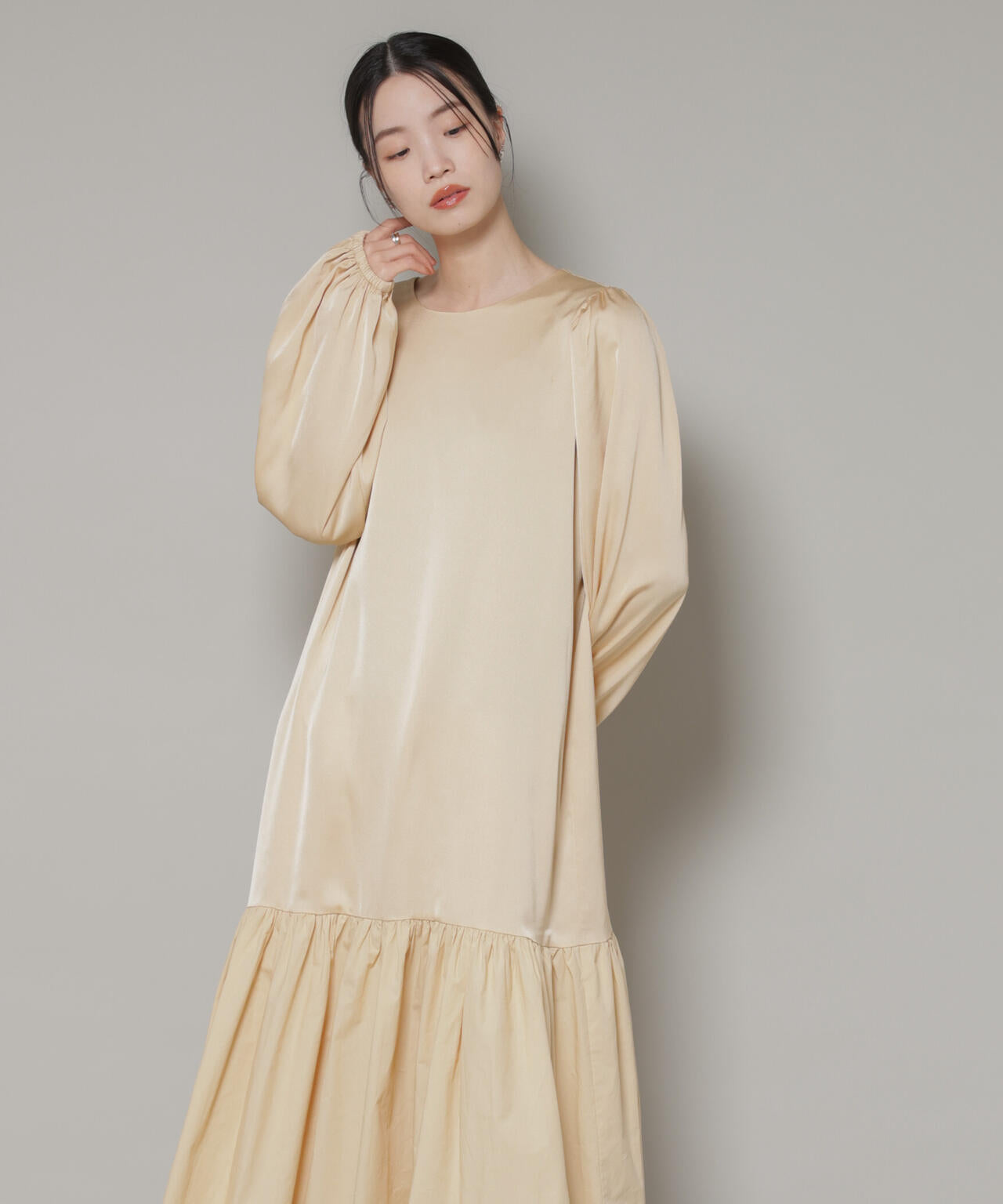 異素材切り替えギャザーサテンワンピース