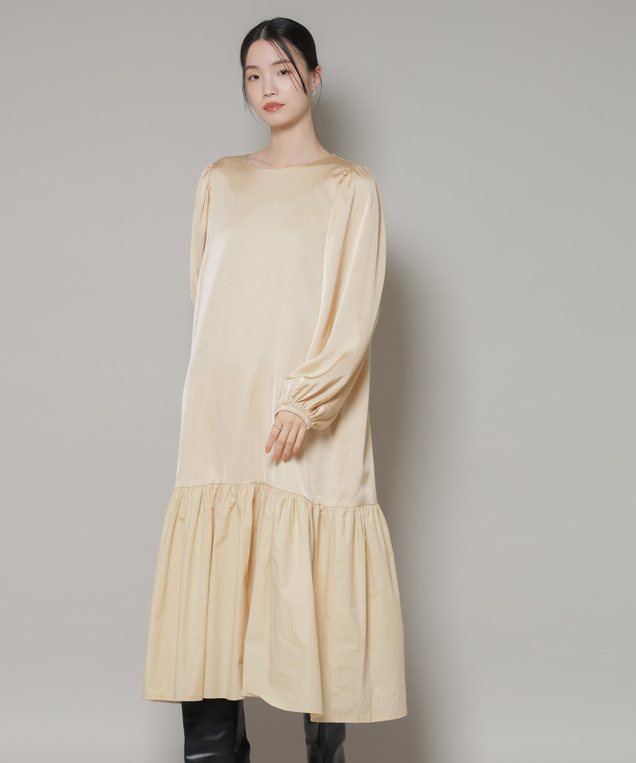 異素材切り替えギャザーサテンワンピース