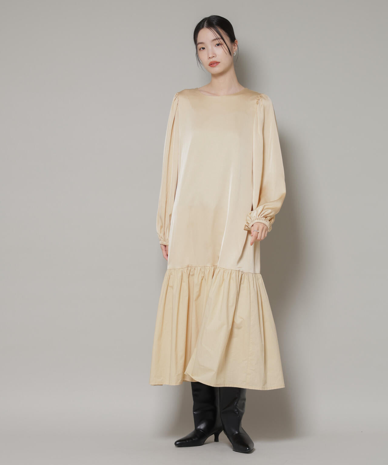 異素材切り替えギャザーサテンワンピース