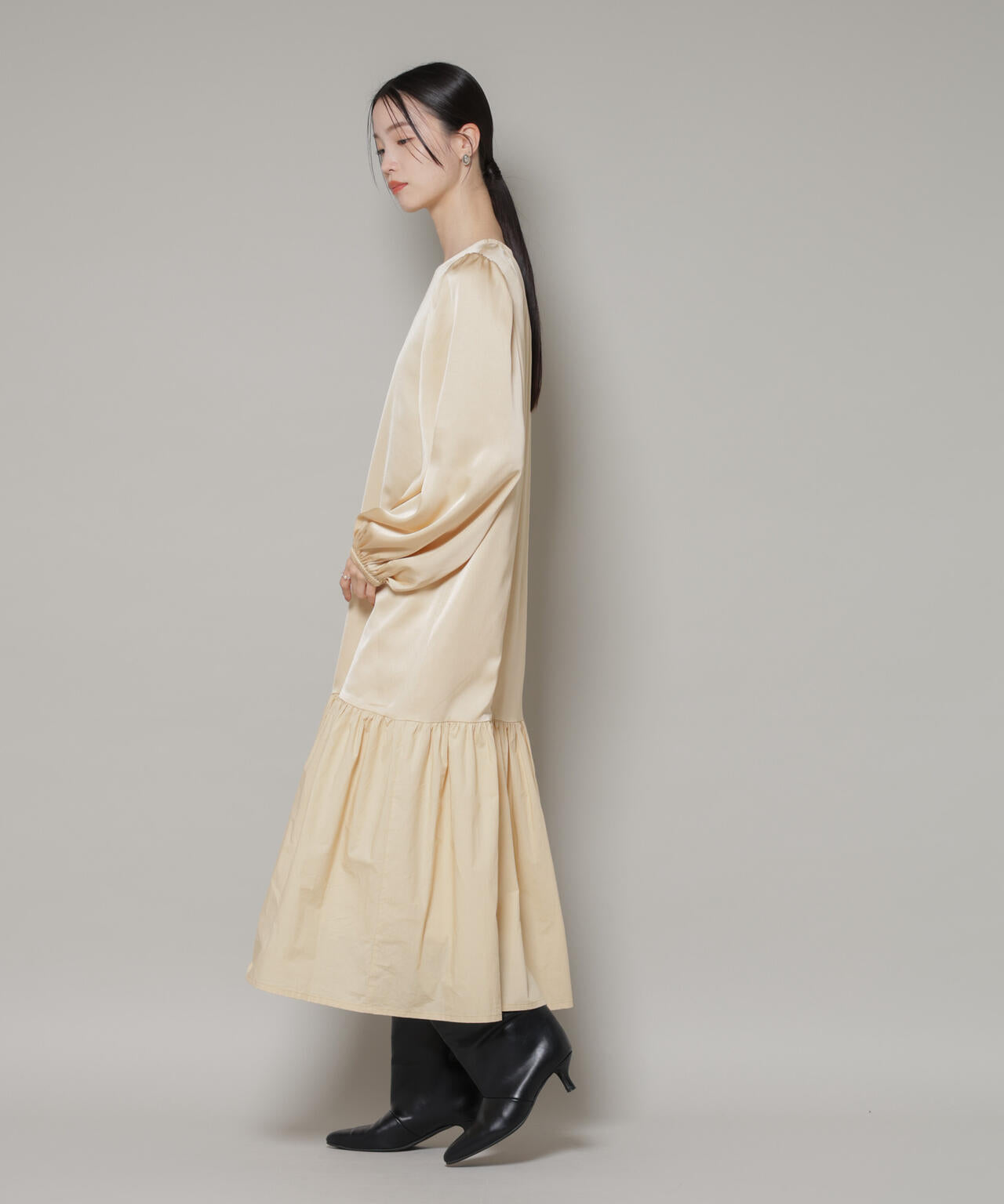 異素材切り替えギャザーサテンワンピース