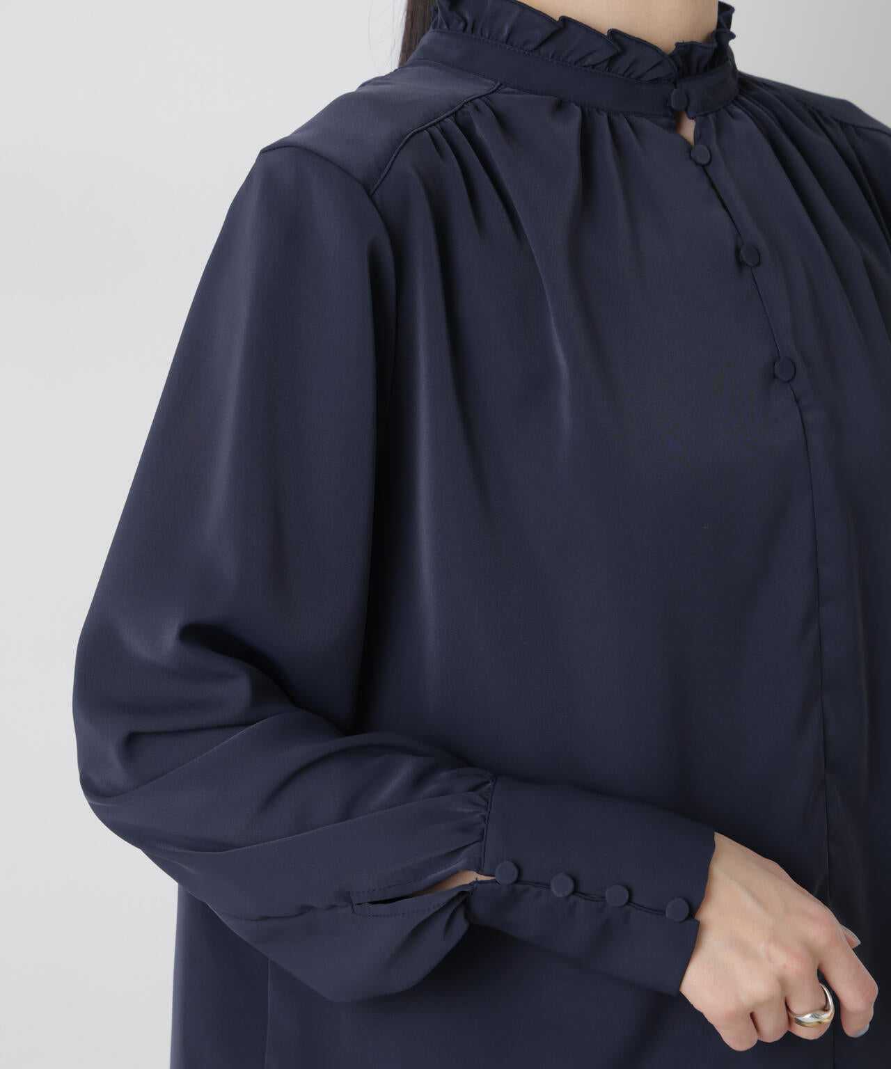 前後2wayスタンドカラーギャザーブラウス