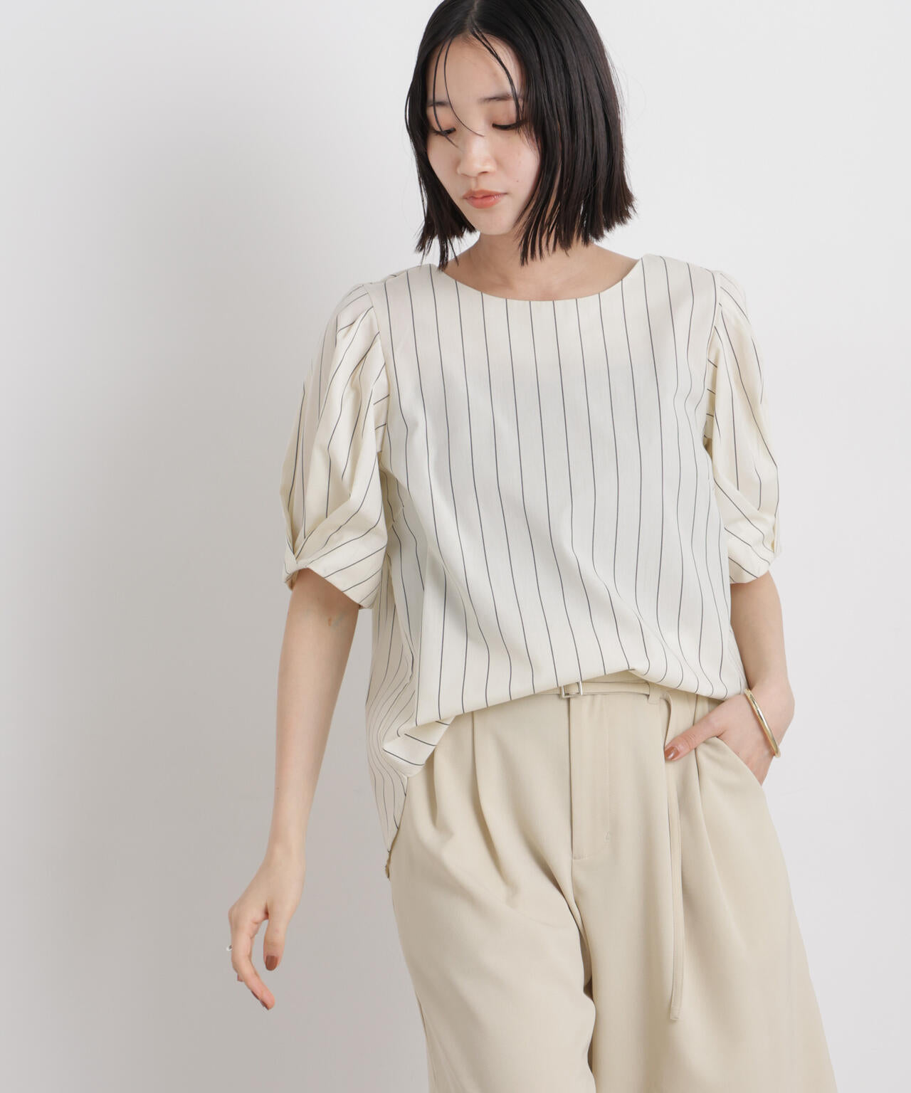 変形スリーブプルオーバーブラウス