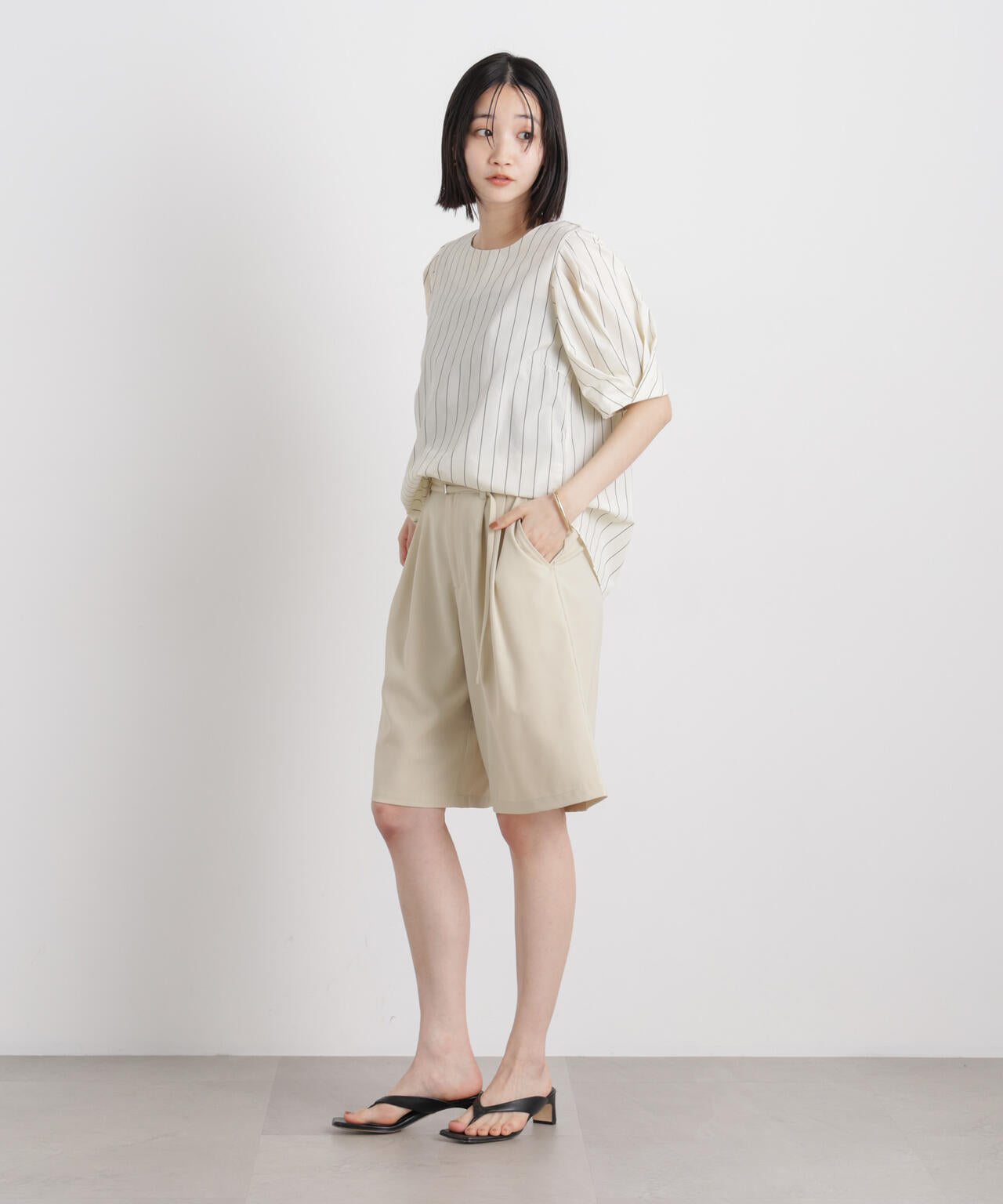 変形スリーブプルオーバーブラウス