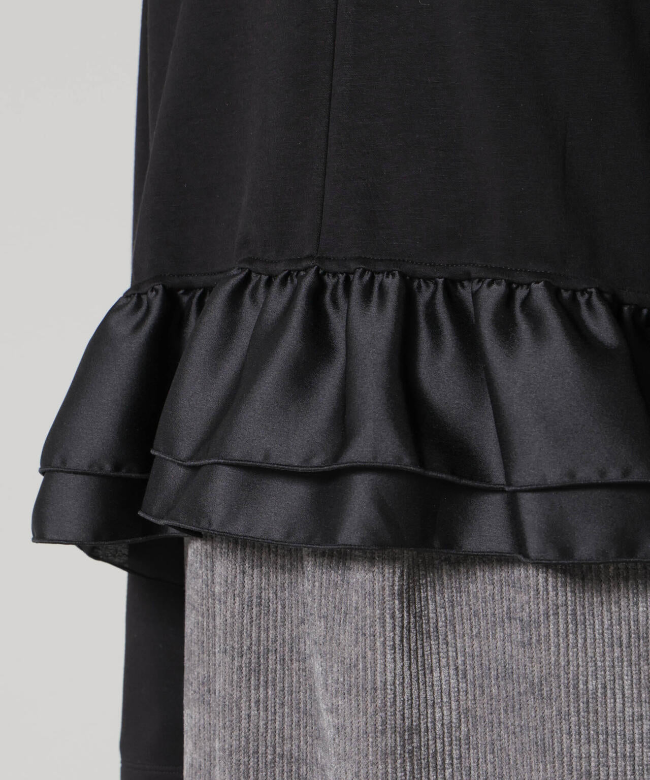 ダンボールカットサテンペプラムトップス