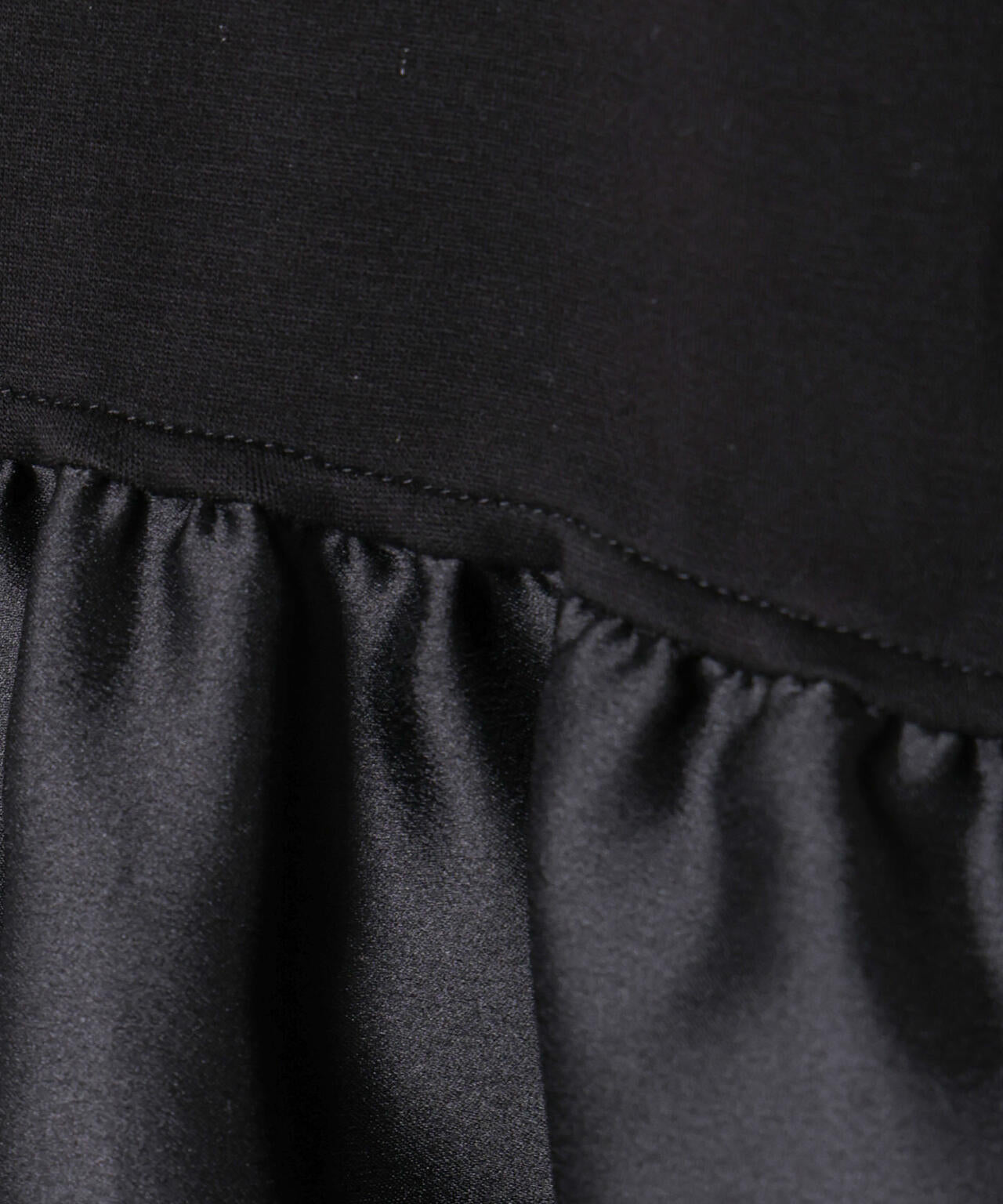 ダンボールカットサテンペプラムトップス