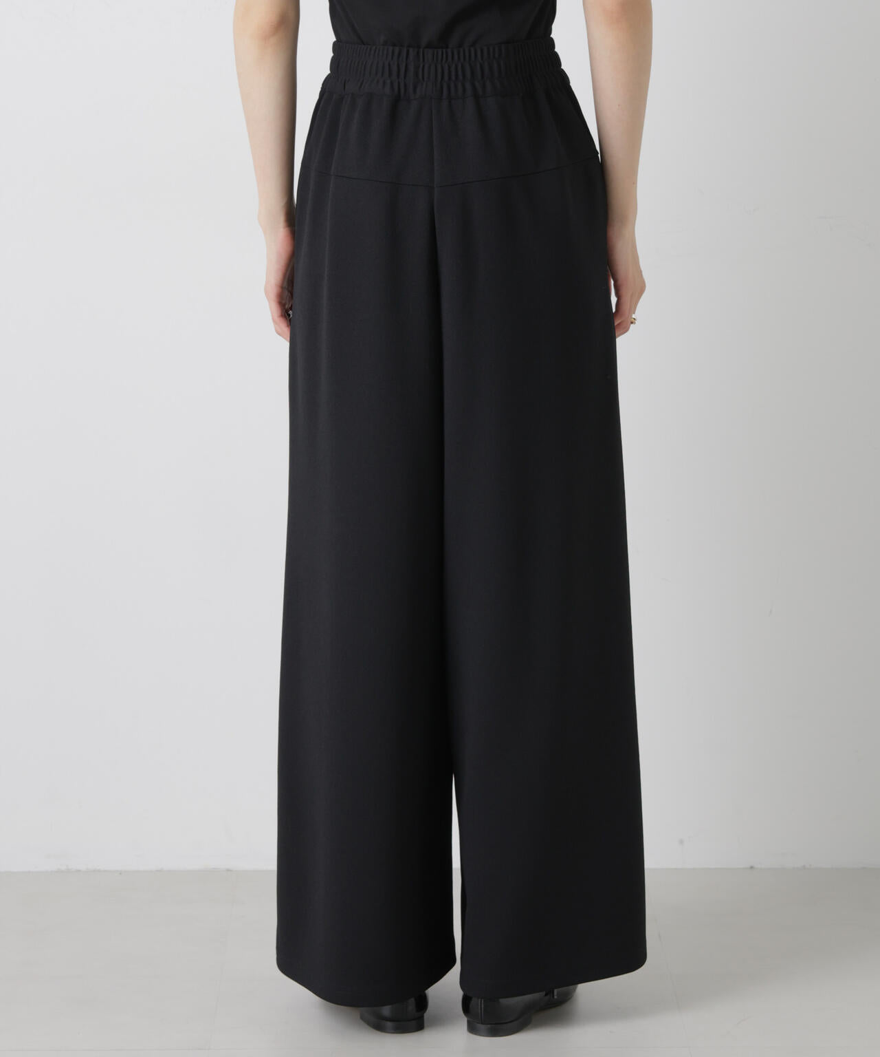 タックワイドカットジョーゼットパンツ