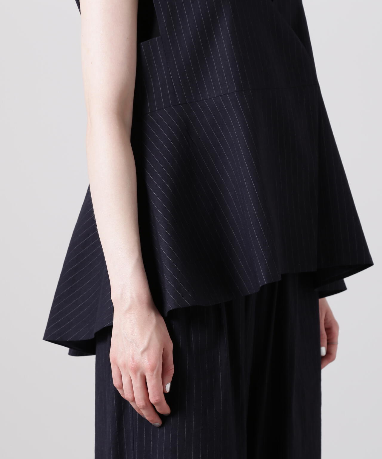 hLMカーヴィーネックジレ hueLe Museum(ヒューエルミュージアム)｜【hLM】カーヴィー