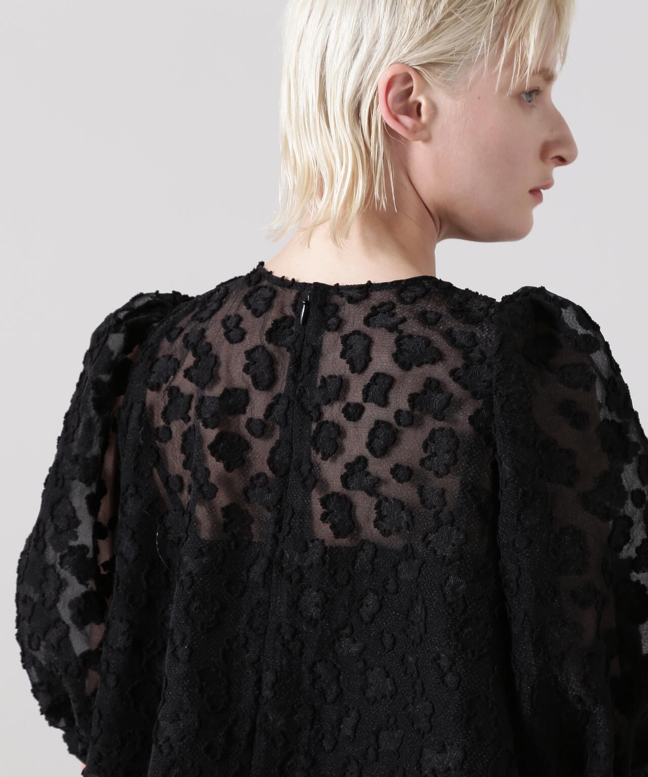 VERY 8月号掲載商品】フラワーカットジャガードブラウス | hLM