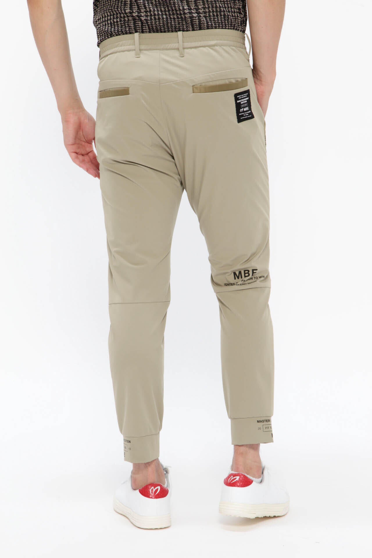 MASTER BUNNY EDITION ベージュパンツ ナイロンストレッチ ジョガーパンツ | MASTER BUNNY EDITION（マスター