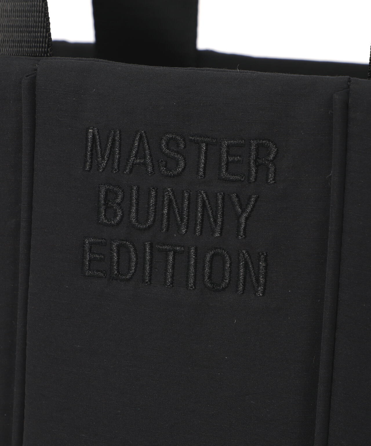 MASTER BUNNY EDITION 5TH ANNIV ブラック マット合繊 中綿カートバッグ (UNISEX) | MASTER BUNNY EDITION