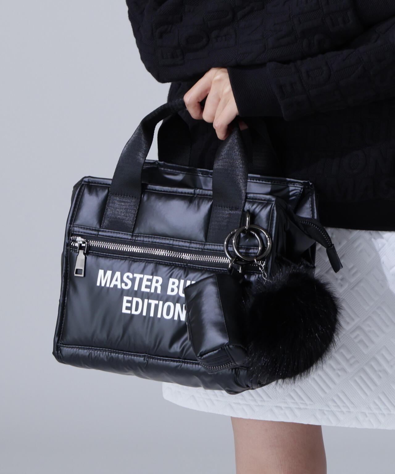 ファーポンチャーム付き合繊カートバッグ (UNISEX)