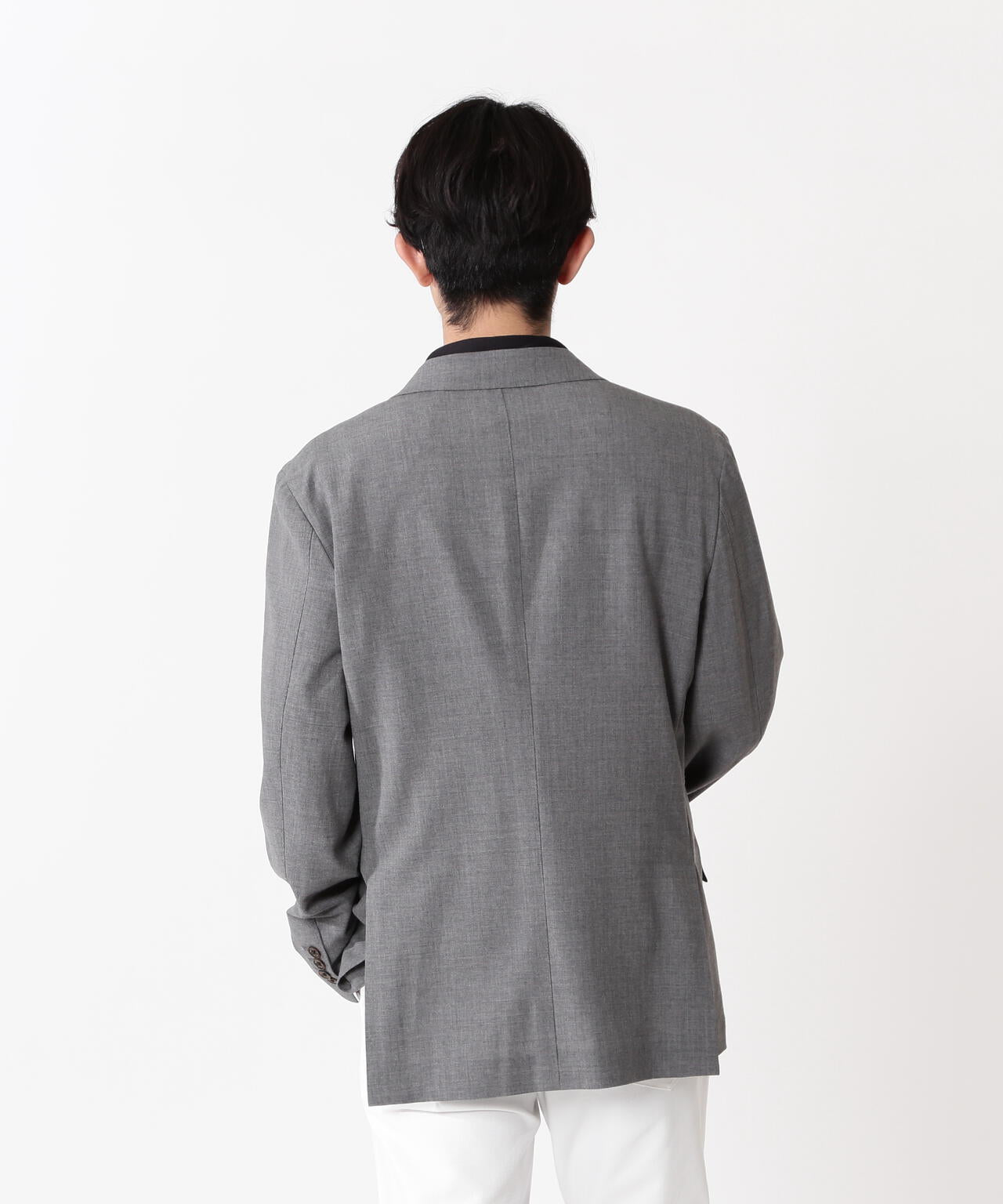 H:182cm/C:93/W:77/H:91 着用サイズ：5