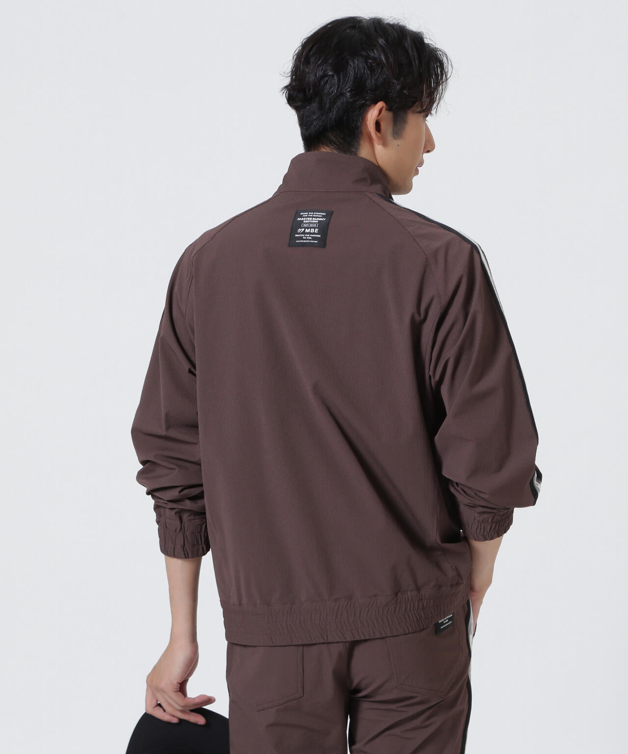 H:182cm/C:93/W:77/H:91 着用サイズ：5