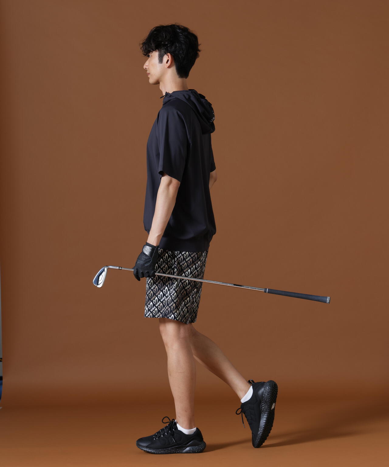 H:182cm/C:93/W:77/H:91 着用サイズ：5