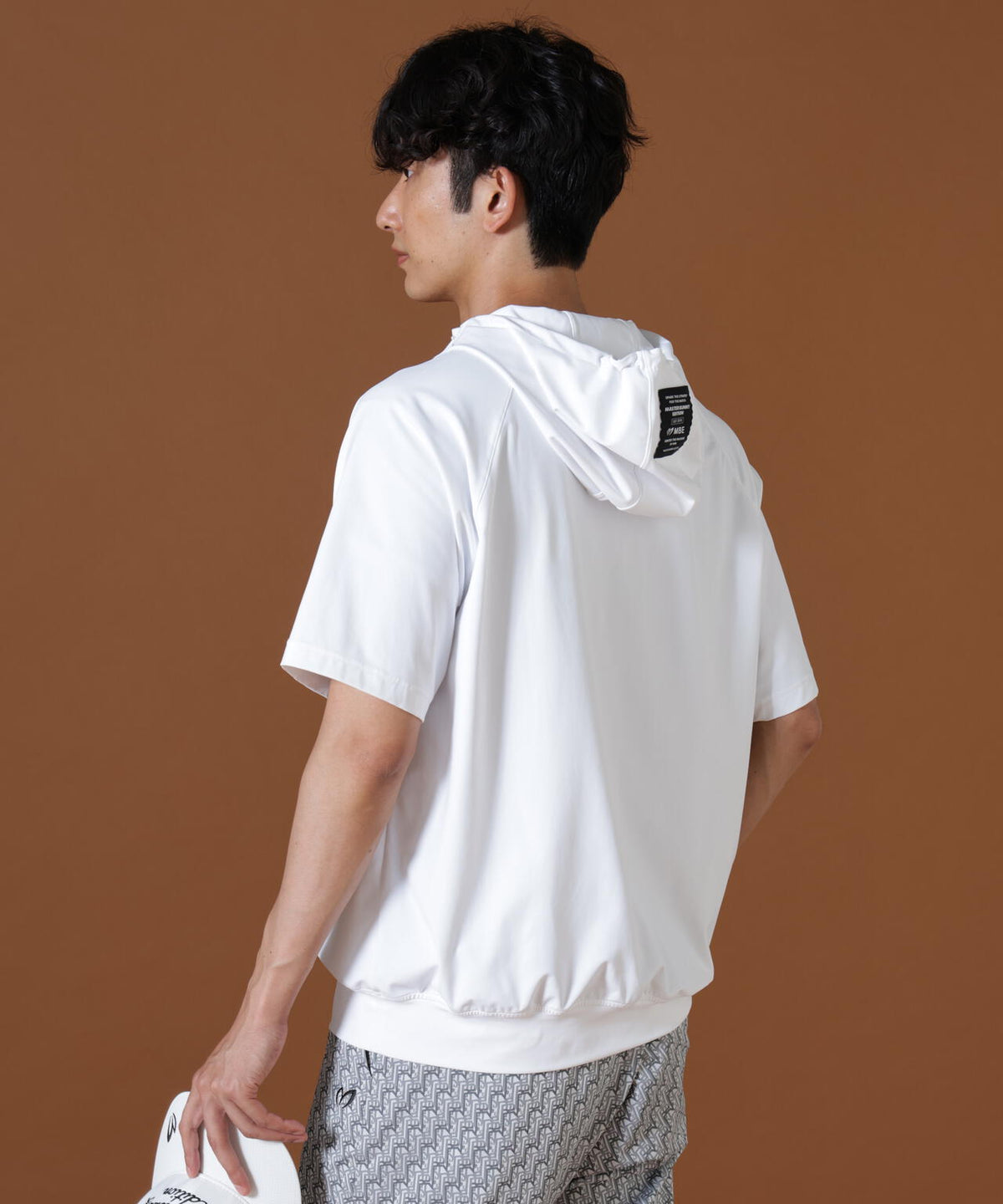 H:182cm/C:93/W:77/H:91 着用サイズ：5