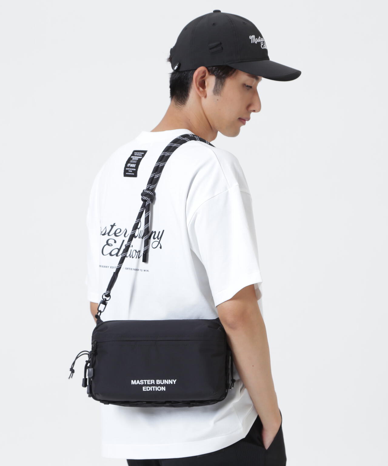 【タク 】MASTER BUNNY EDITION 黒 ショルダーバッグ ペットボトルサコッシュ (UNISEX) | MASTER BUNNY EDITION（マスター