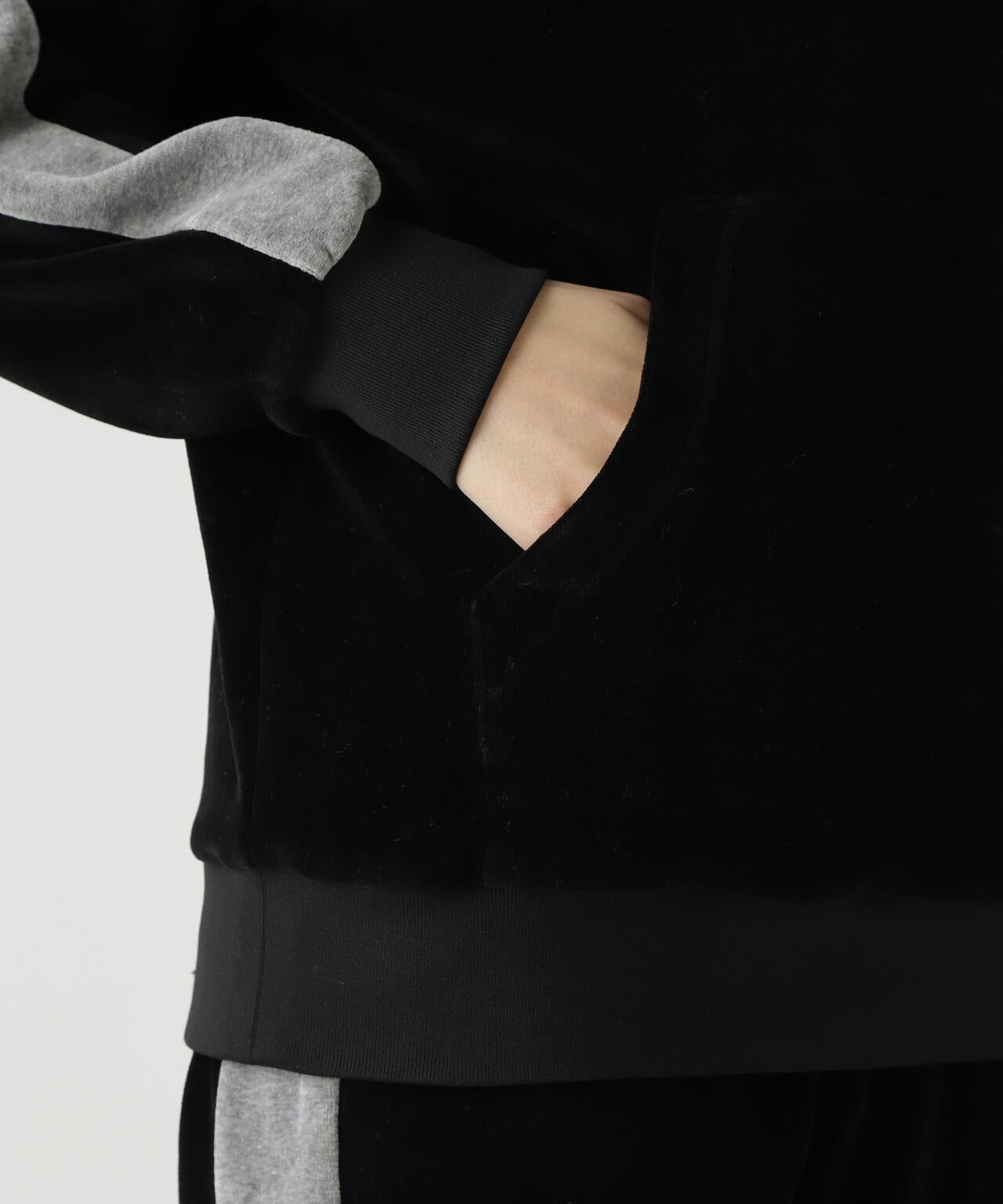 ★mari★ マスターバニー ベロア調ラミネートジャケット 黒 岩井ツインズコラボカラーあり】ベロアフーディプルオーバー | MASTER