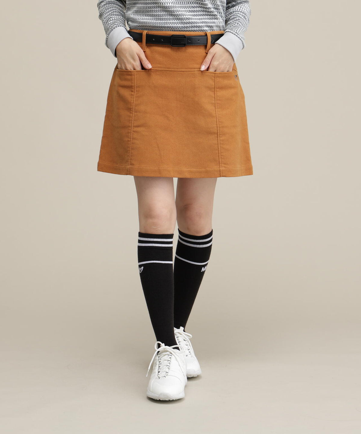 Height : 160 Bust : 80 Waist : 58 Hips : 83 着用サイズ：1