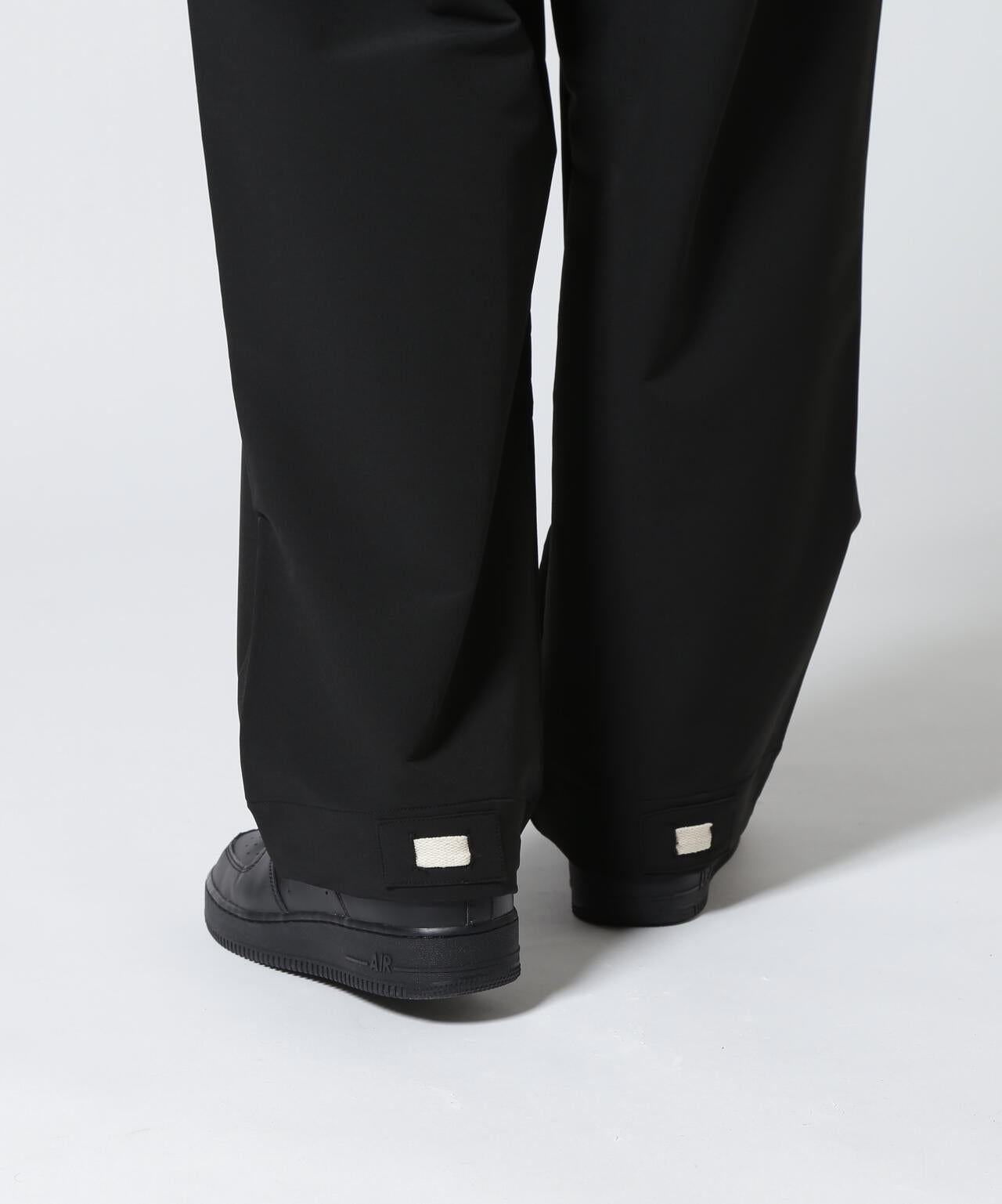 B omnivore  STRETCH POLYESTER BALLOON TACK PANTS
