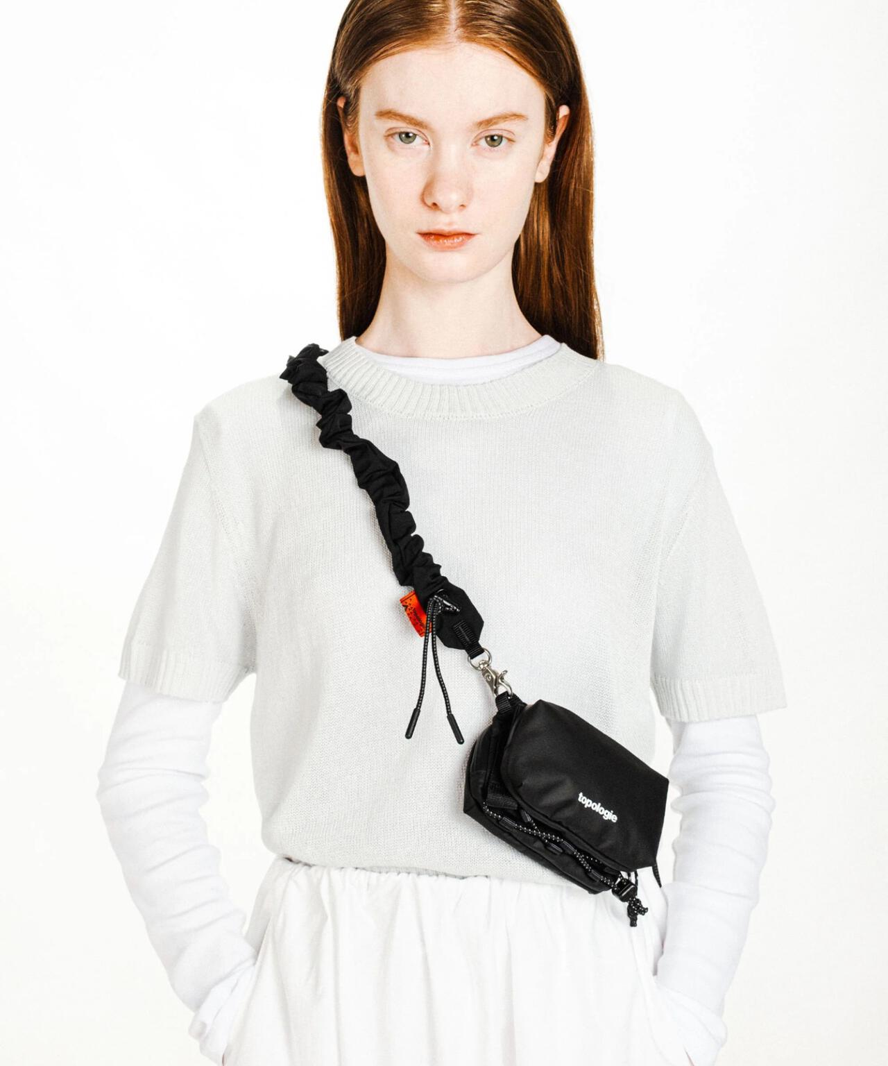 美品◎topologie ボトルサコッシュ✖️バンジーストラップ まさに休日バッグの最適解」ストラップを変えると世界も変わる