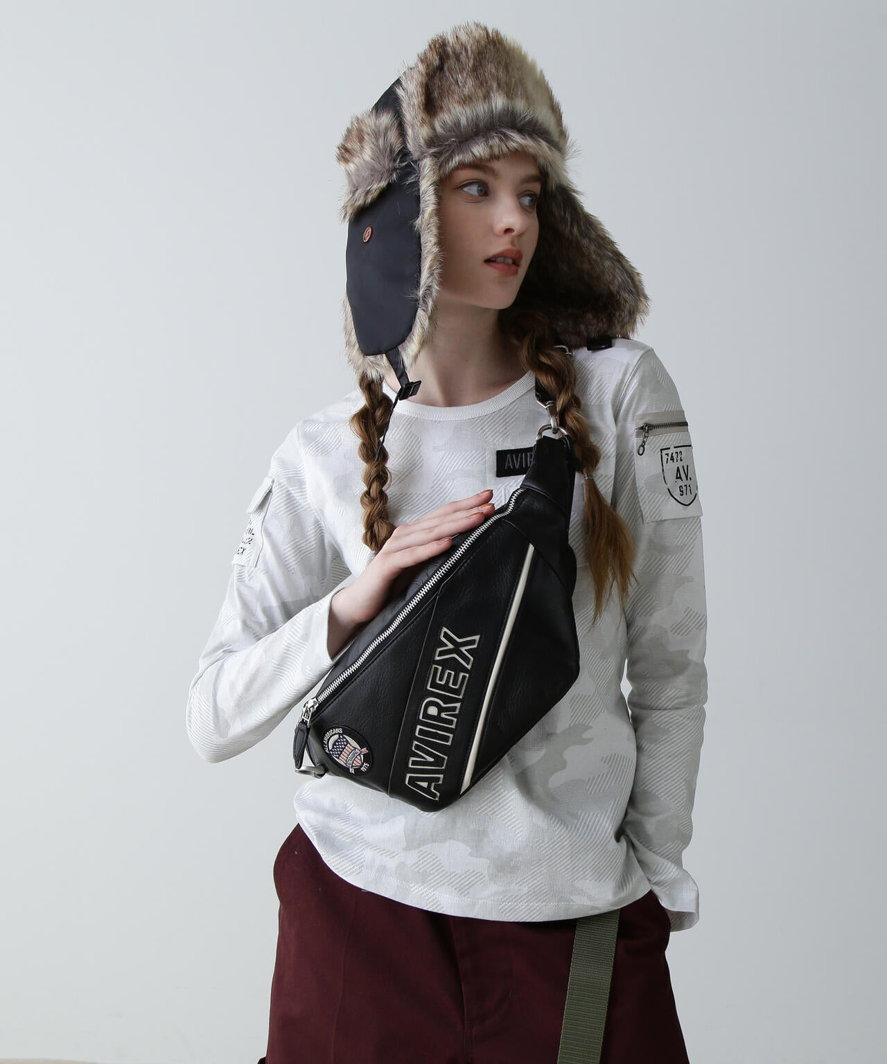 AVIREX 直営店限定VARSITYバーシティ デザイン ブルトボディバッグ 直営店限定》VARSITY DESIGN BULTO BODY BAG / バーシティ