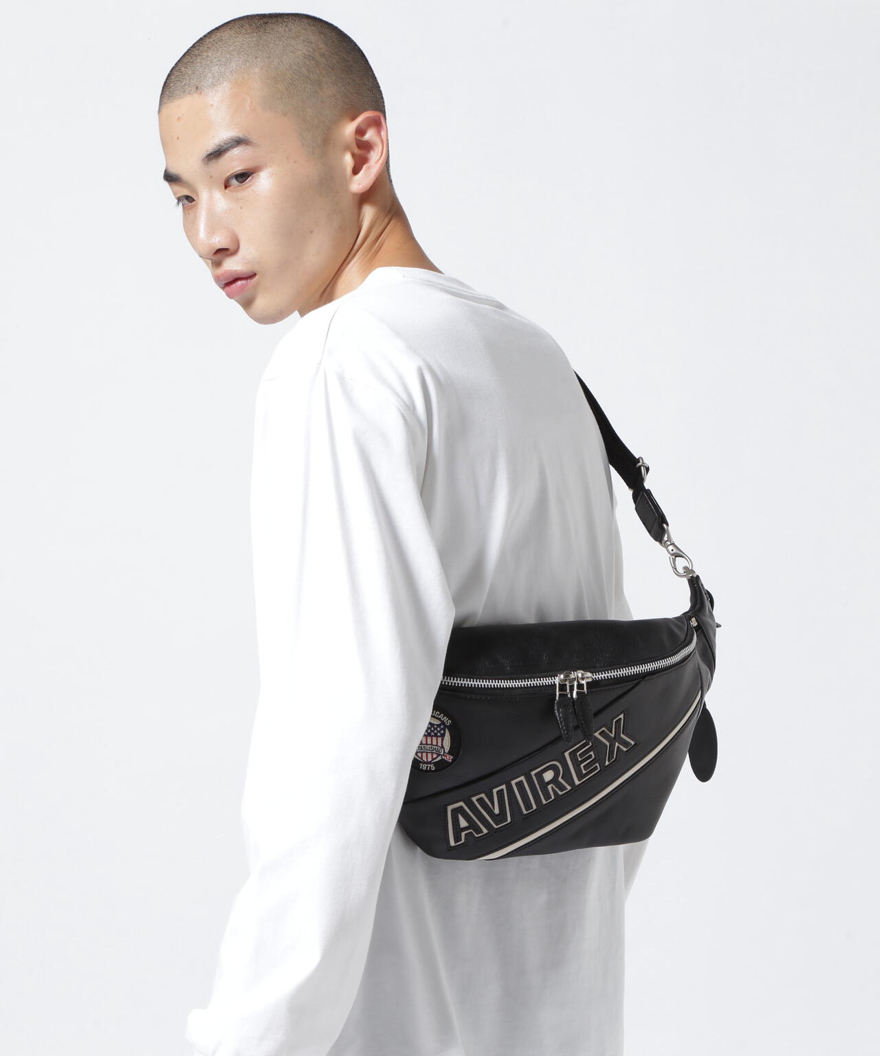 AVIREX 直営店限定VARSITYバーシティ デザイン ブルトボディバッグ 直営店限定》VARSITY DESIGN BULTO BODY BAG / バーシティ